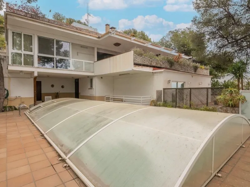Villa exclusiva con vistas al mar y piscina en Bellamar, Castelldefels