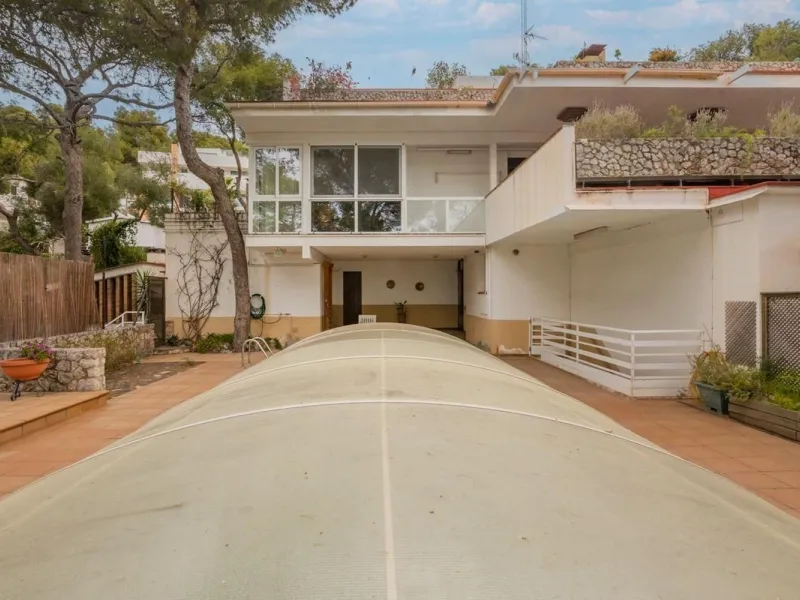 Exclusive villa with sea views and pool in Bellamar, Castelldefels