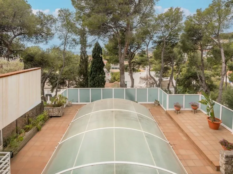 Exclusive villa with sea views and pool in Bellamar, Castelldefels