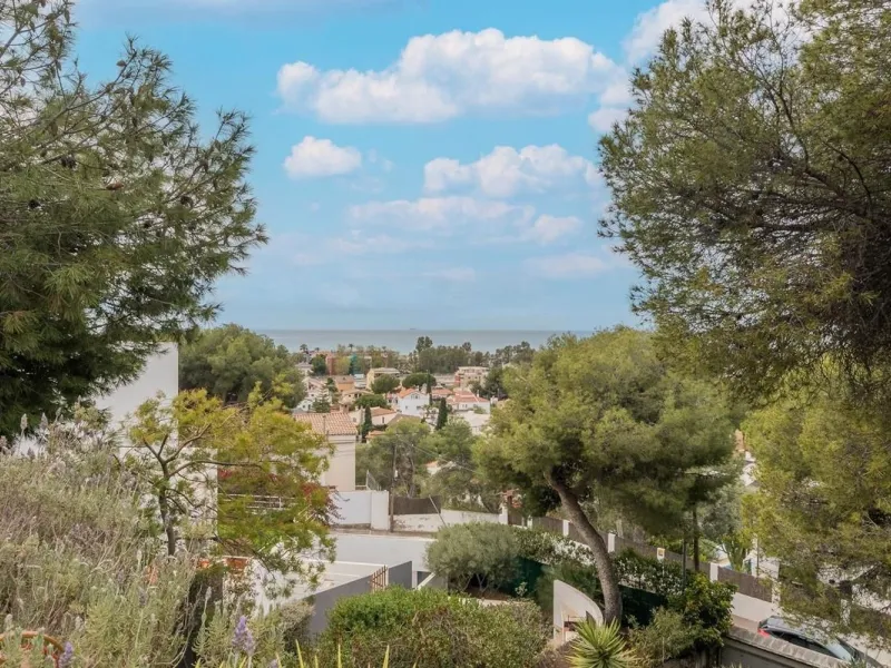 Exclusive villa with sea views and pool in Bellamar, Castelldefels