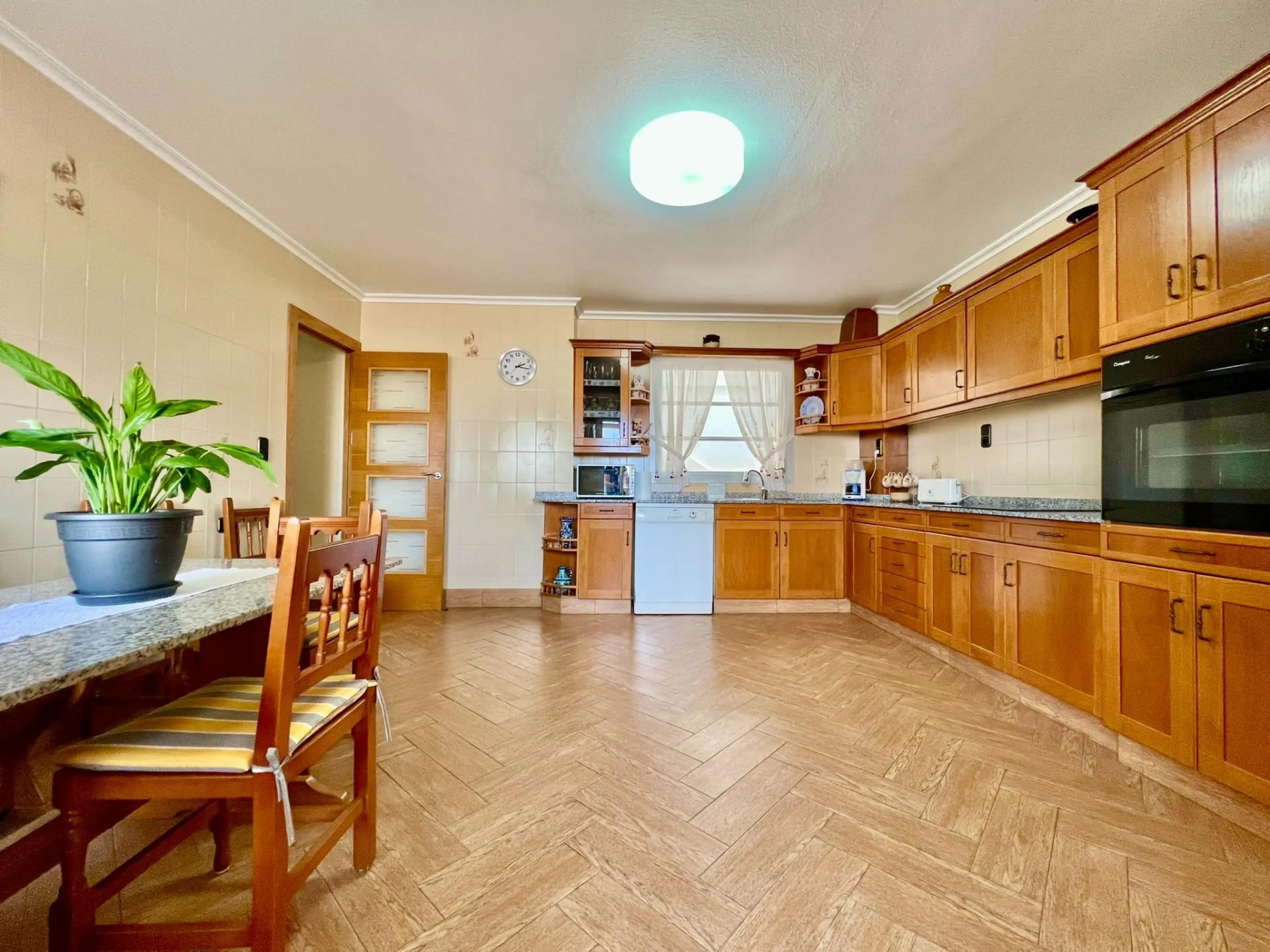 COMFORT, SPACIOUSNESS AND EXCLUSIVITY. 145m2 APARTMENT IN A PRIVILEGED LOCATION WITH A PRIVATE COMMUNITY SOLARIUM OF 60m2
