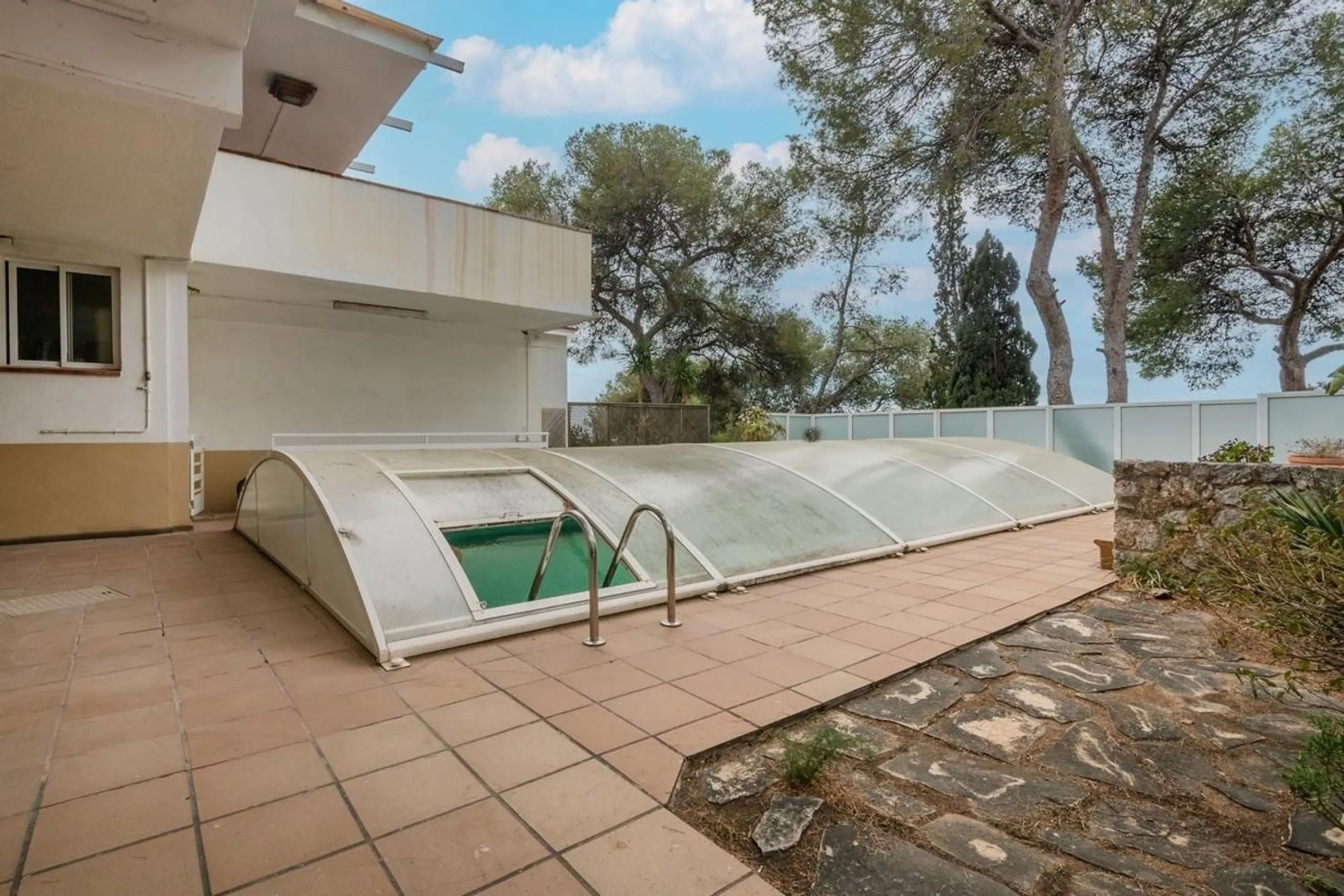 Exclusive villa with sea views and pool in Bellamar, Castelldefels