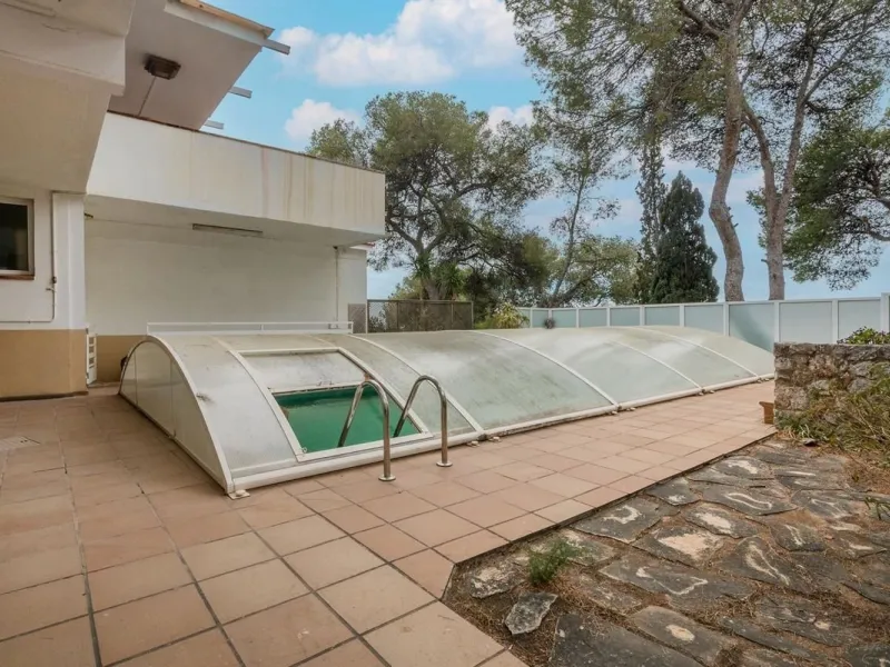 Exclusive villa with sea views and pool in Bellamar, Castelldefels