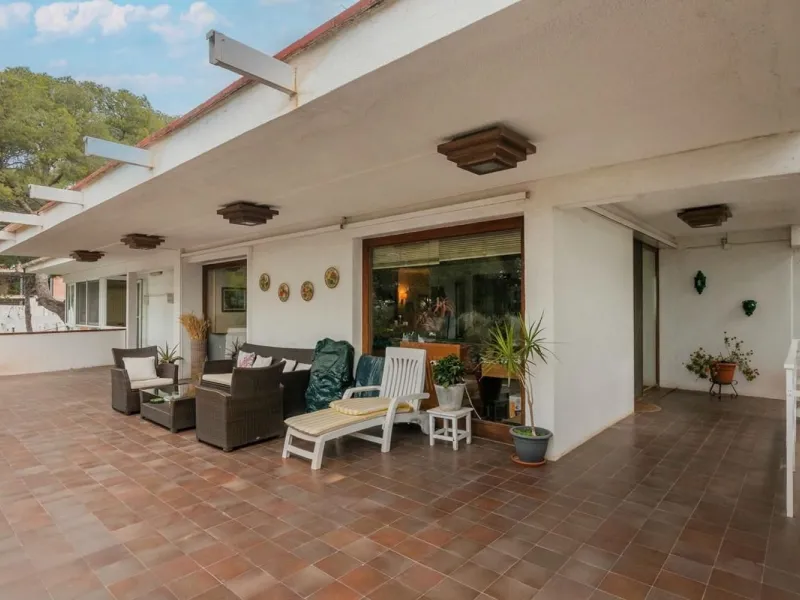 Exclusive villa with sea views and pool in Bellamar, Castelldefels