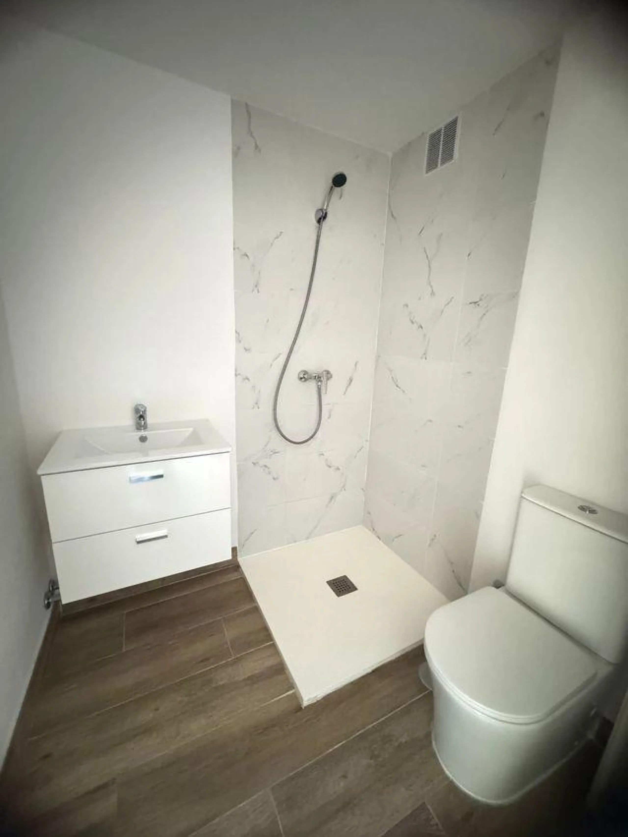 PISO EN VENTA TOTALMENTE REFORMADO Y MUY LUMINOSO EN BARRIO DEL PILAR, MADRID
