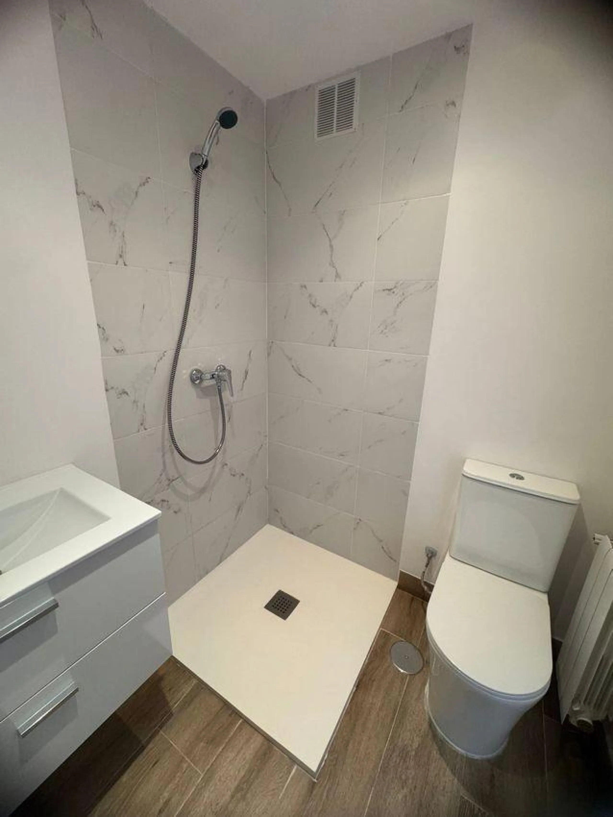 PISO EN VENTA TOTALMENTE REFORMADO Y MUY LUMINOSO EN BARRIO DEL PILAR, MADRID