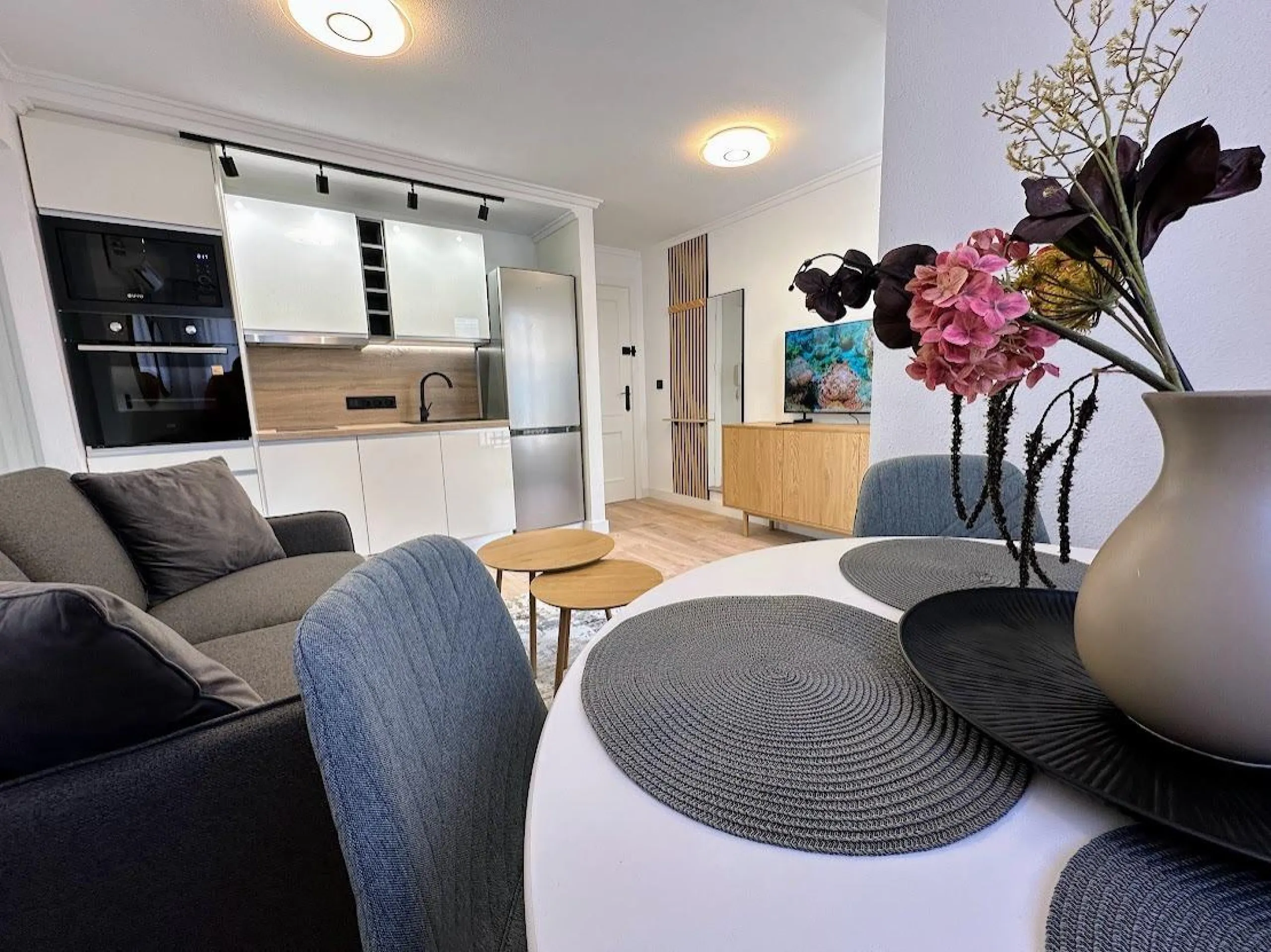 Exclusive apartment with brand new renovation: 2 bedrooms, 550 m from the beach