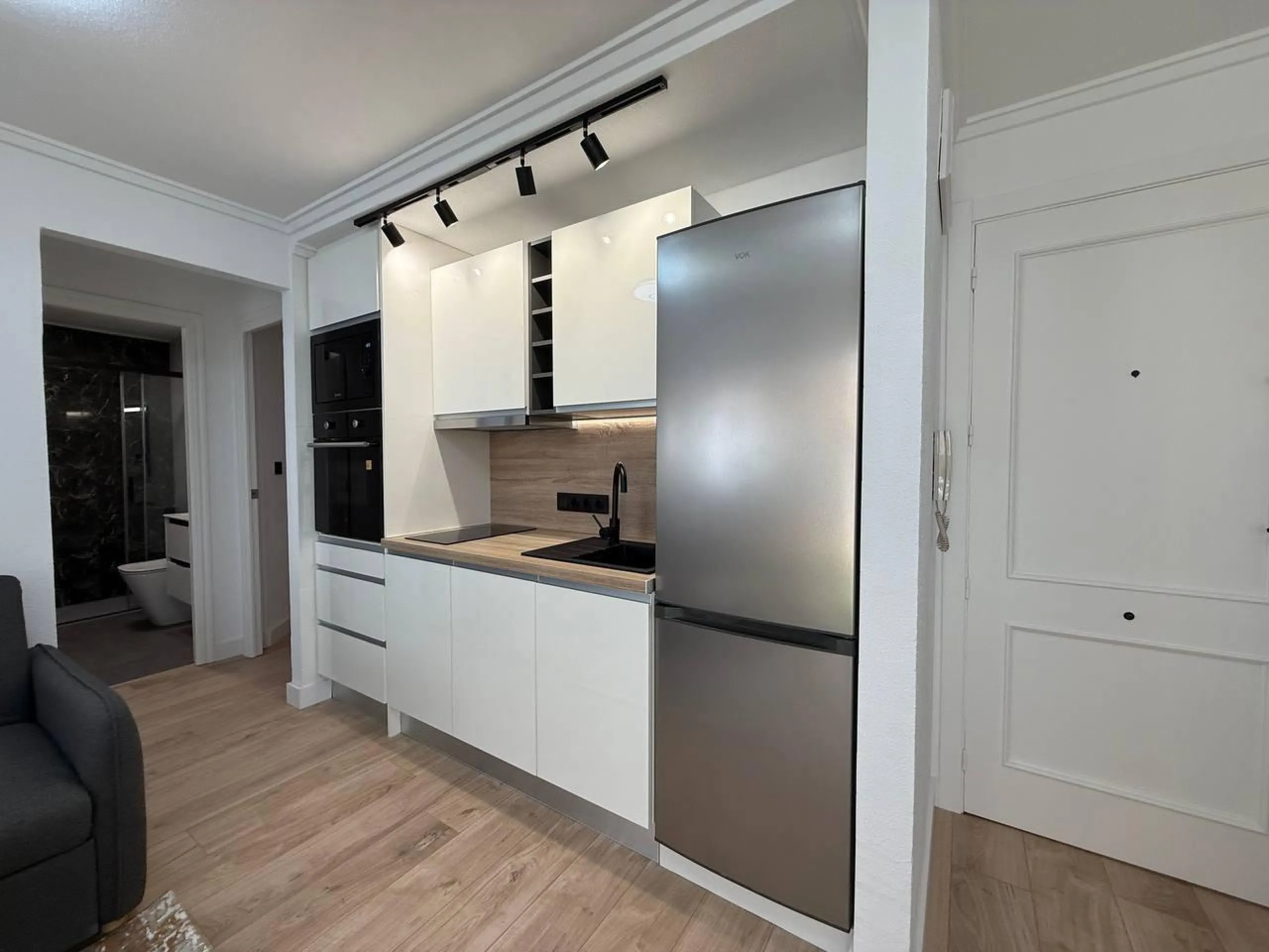 Exclusive apartment with brand new renovation: 2 bedrooms, 550 m from the beach
