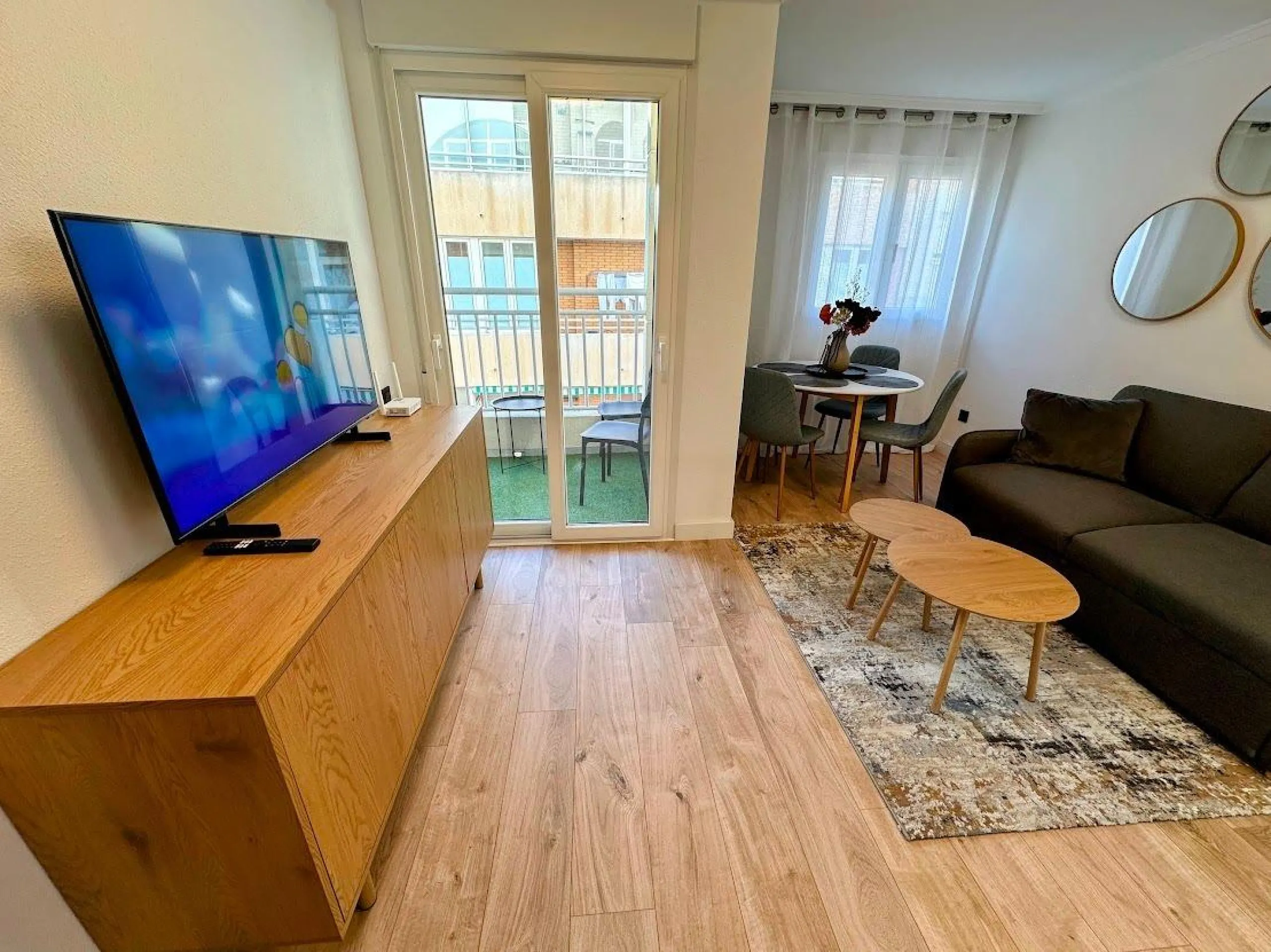 Exclusive apartment with brand new renovation: 2 bedrooms, 550 m from the beach