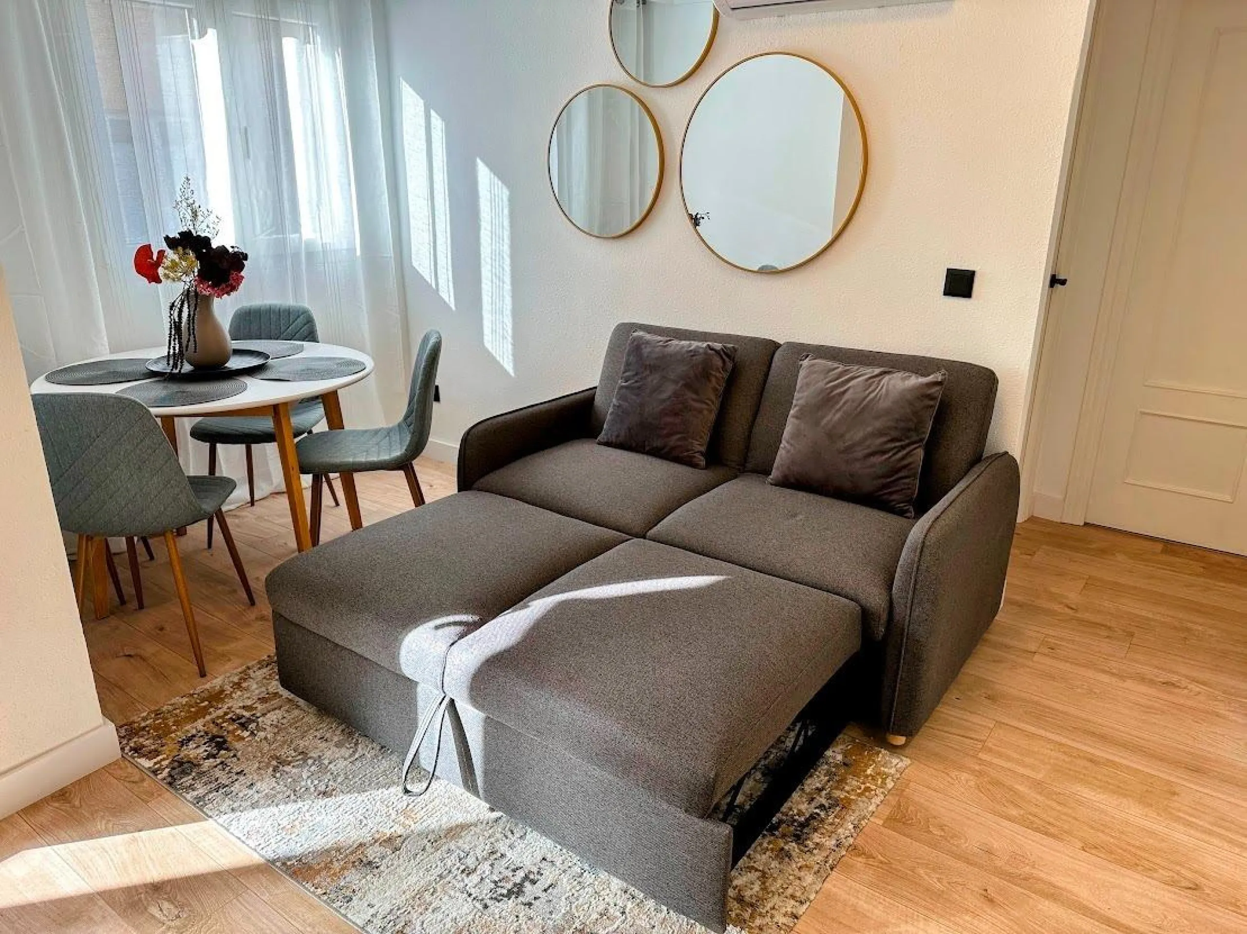 Exclusive apartment with brand new renovation: 2 bedrooms, 550 m from the beach