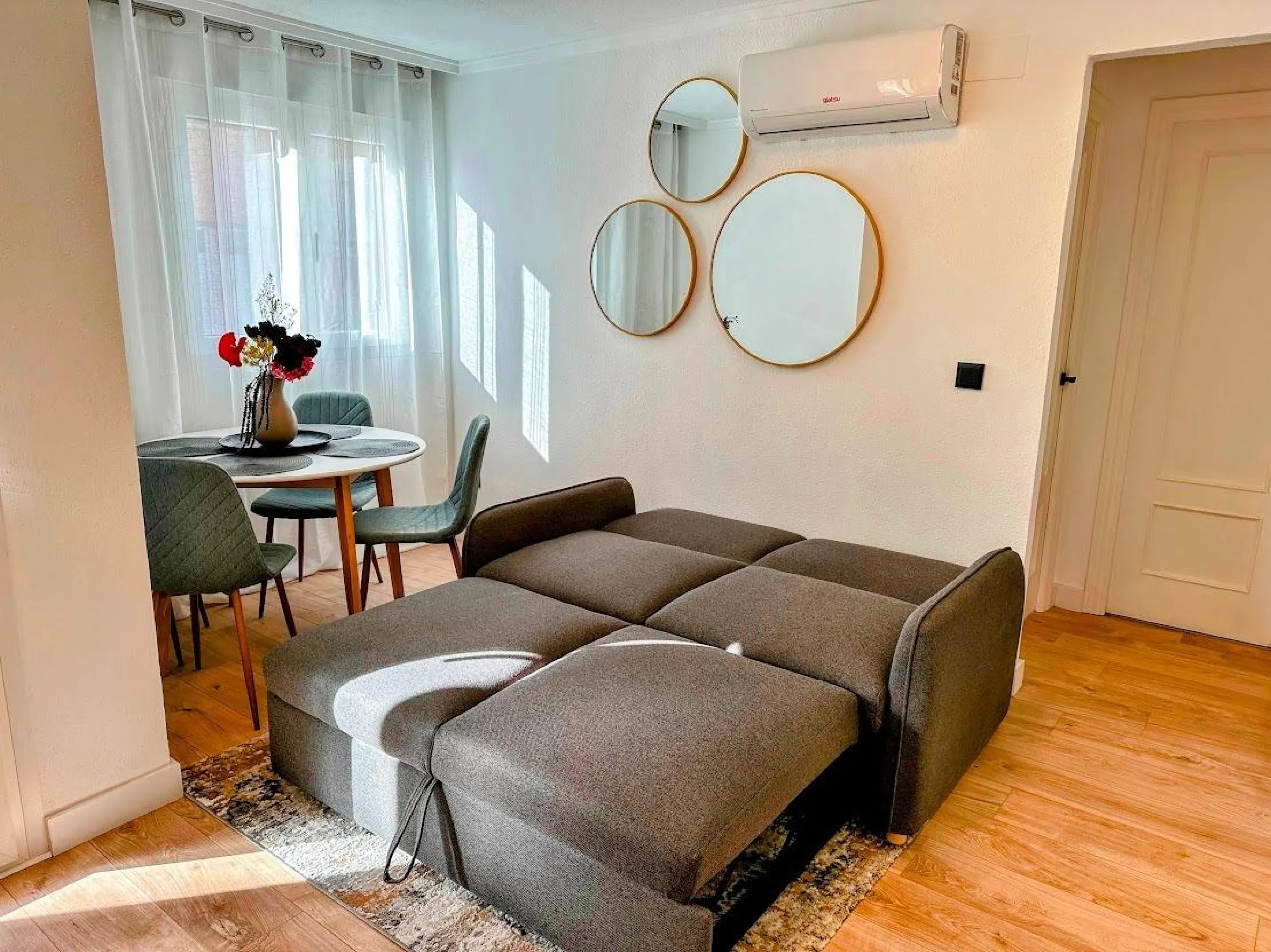 Exclusive apartment with brand new renovation: 2 bedrooms, 550 m from the beach