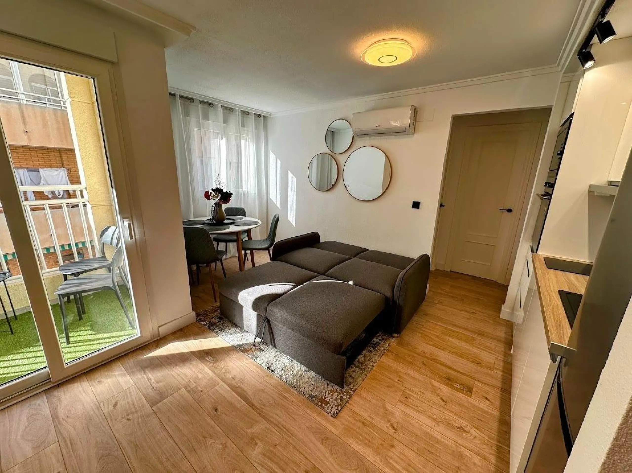 Exclusive apartment with brand new renovation: 2 bedrooms, 550 m from the beach