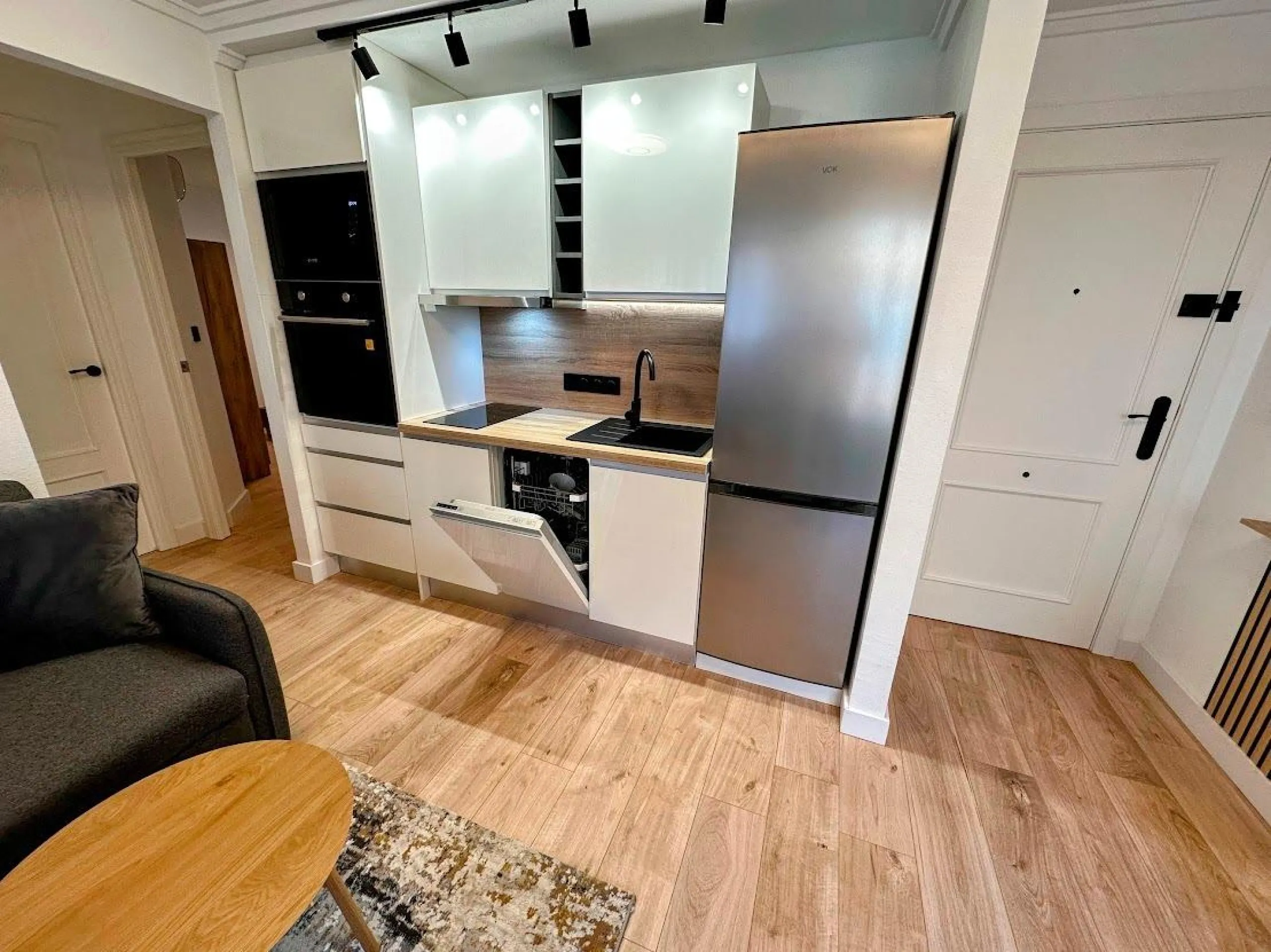 Exclusive apartment with brand new renovation: 2 bedrooms, 550 m from the beach