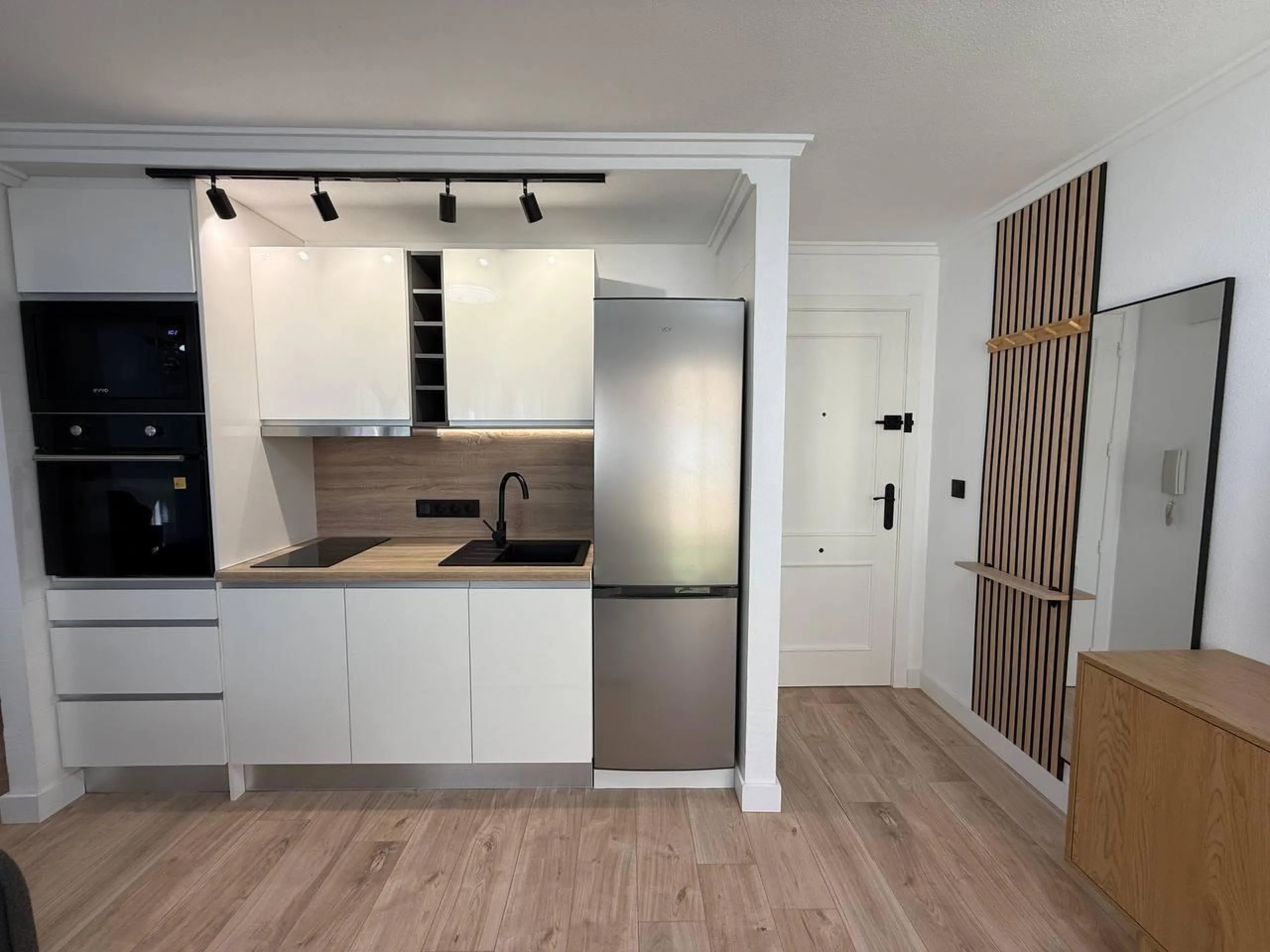 Exclusive apartment with brand new renovation: 2 bedrooms, 550 m from the beach