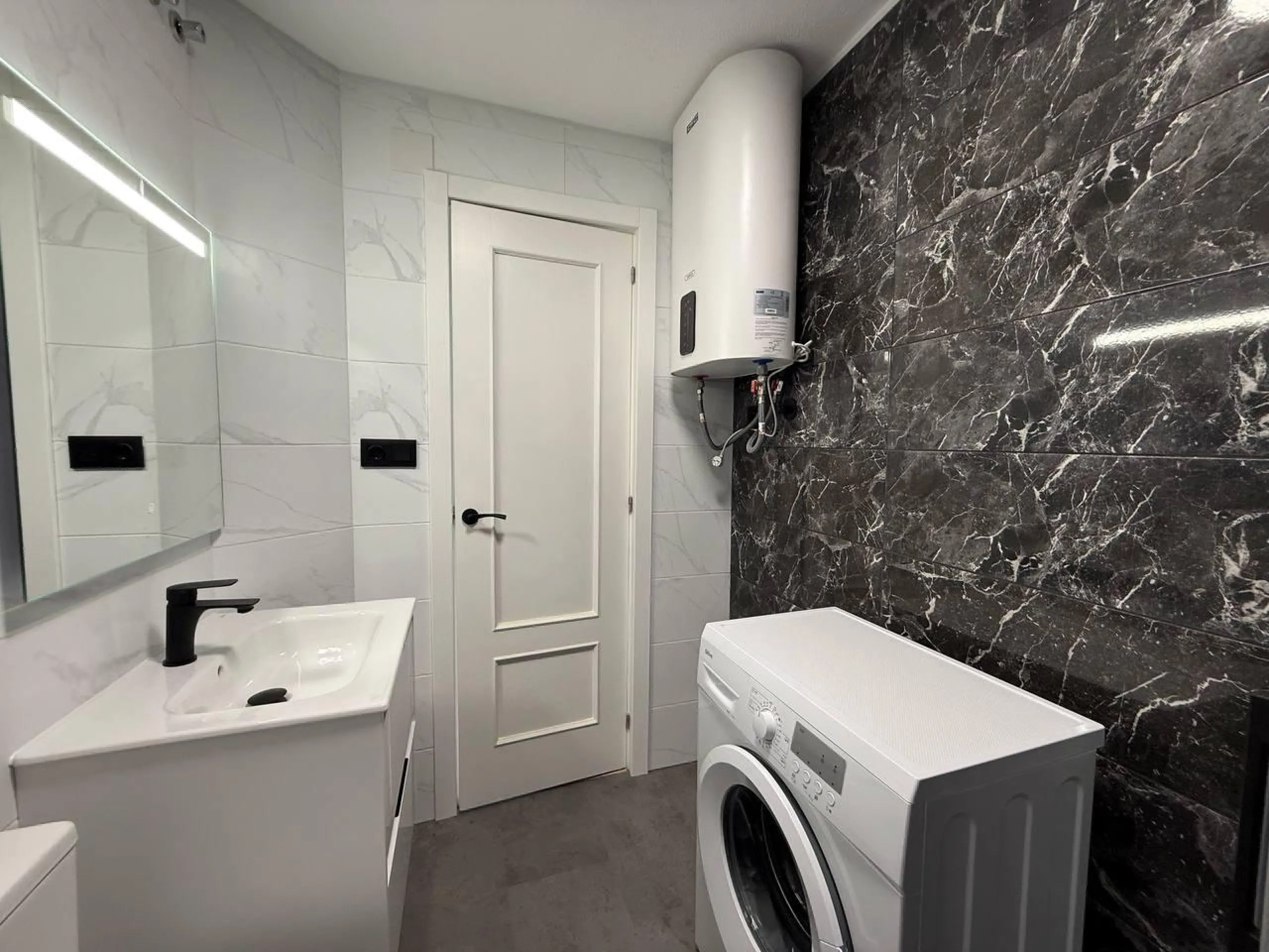 Exclusive apartment with brand new renovation: 2 bedrooms, 550 m from the beach