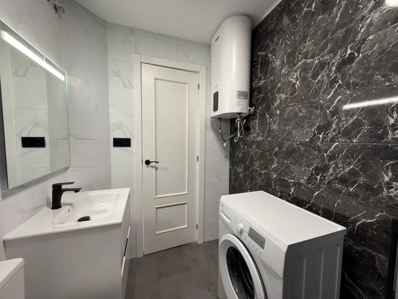 Exclusive apartment with brand new renovation: 2 bedrooms, 550 m from the beach