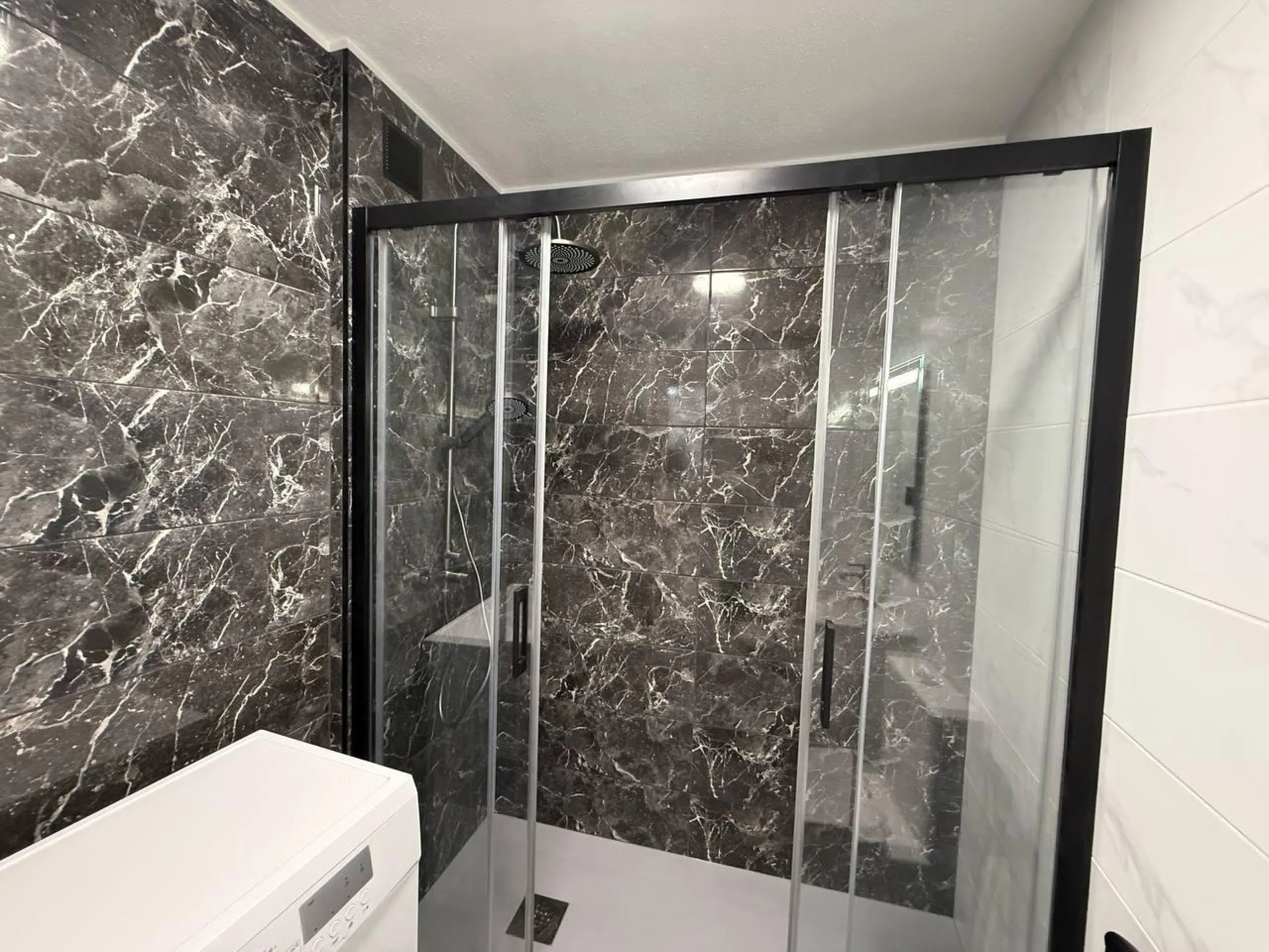 Exclusive apartment with brand new renovation: 2 bedrooms, 550 m from the beach