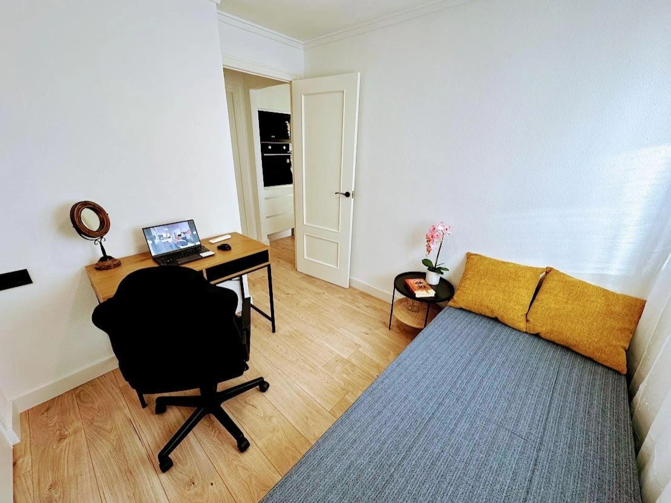 Exclusive apartment with brand new renovation: 2 bedrooms, 550 m from the beach
