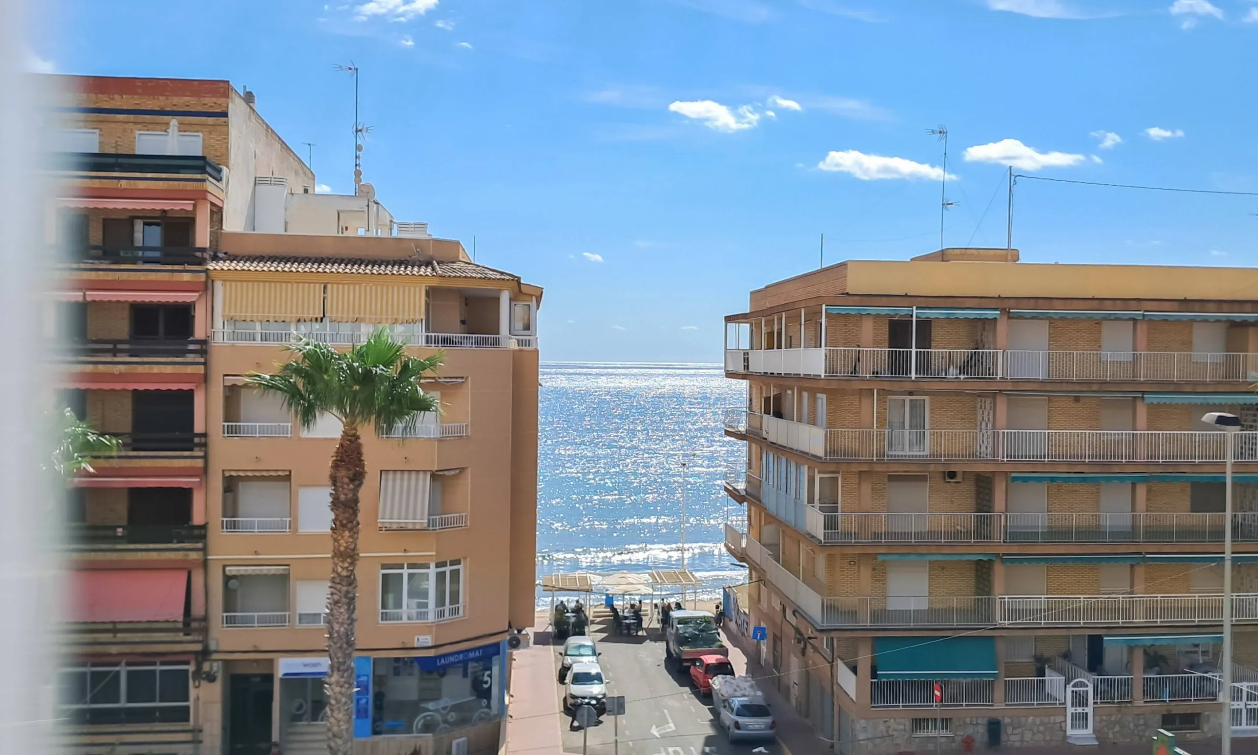 Luminoso apartamento con terraza y vistas al mar y la montaña, a 80m de la playa