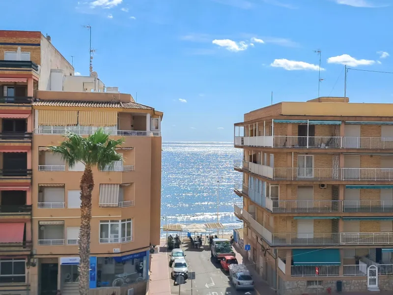 Bright apartment with terrace and sea & mountain views, just 80m from the beach