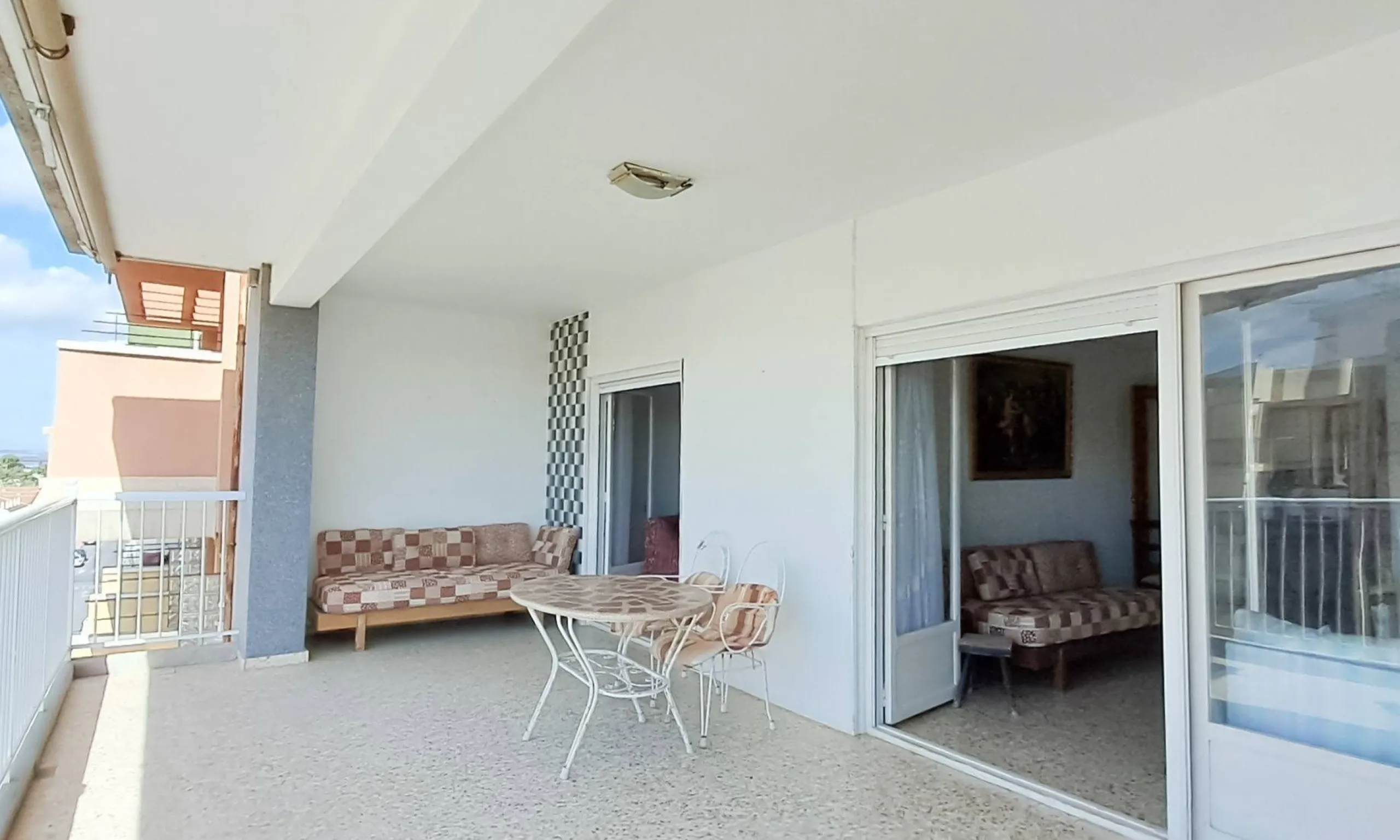 Luminoso apartamento con terraza y vistas al mar y la montaña, a 80m de la playa
