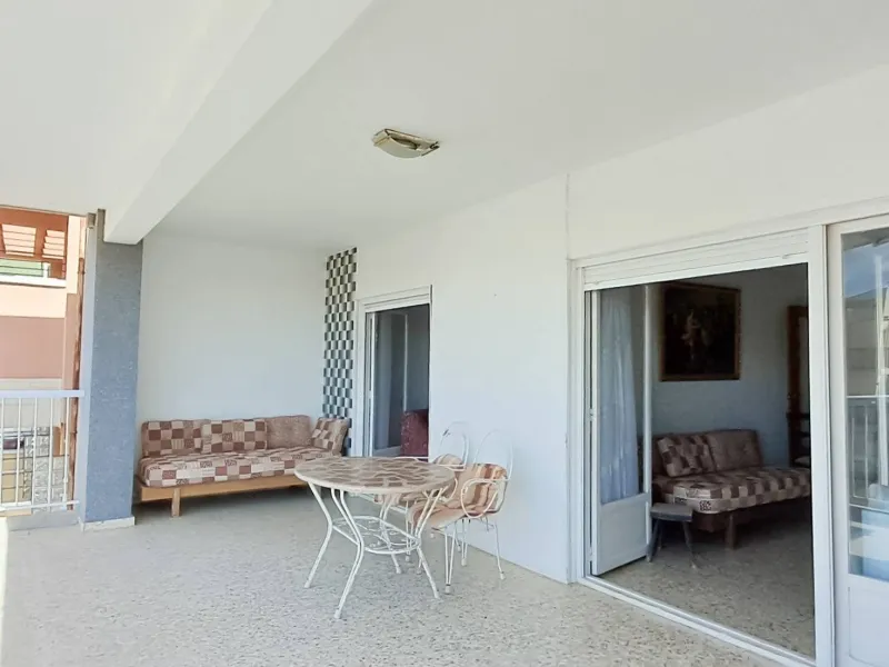 Luminoso apartamento con terraza y vistas al mar y la montaña, a 80m de la playa