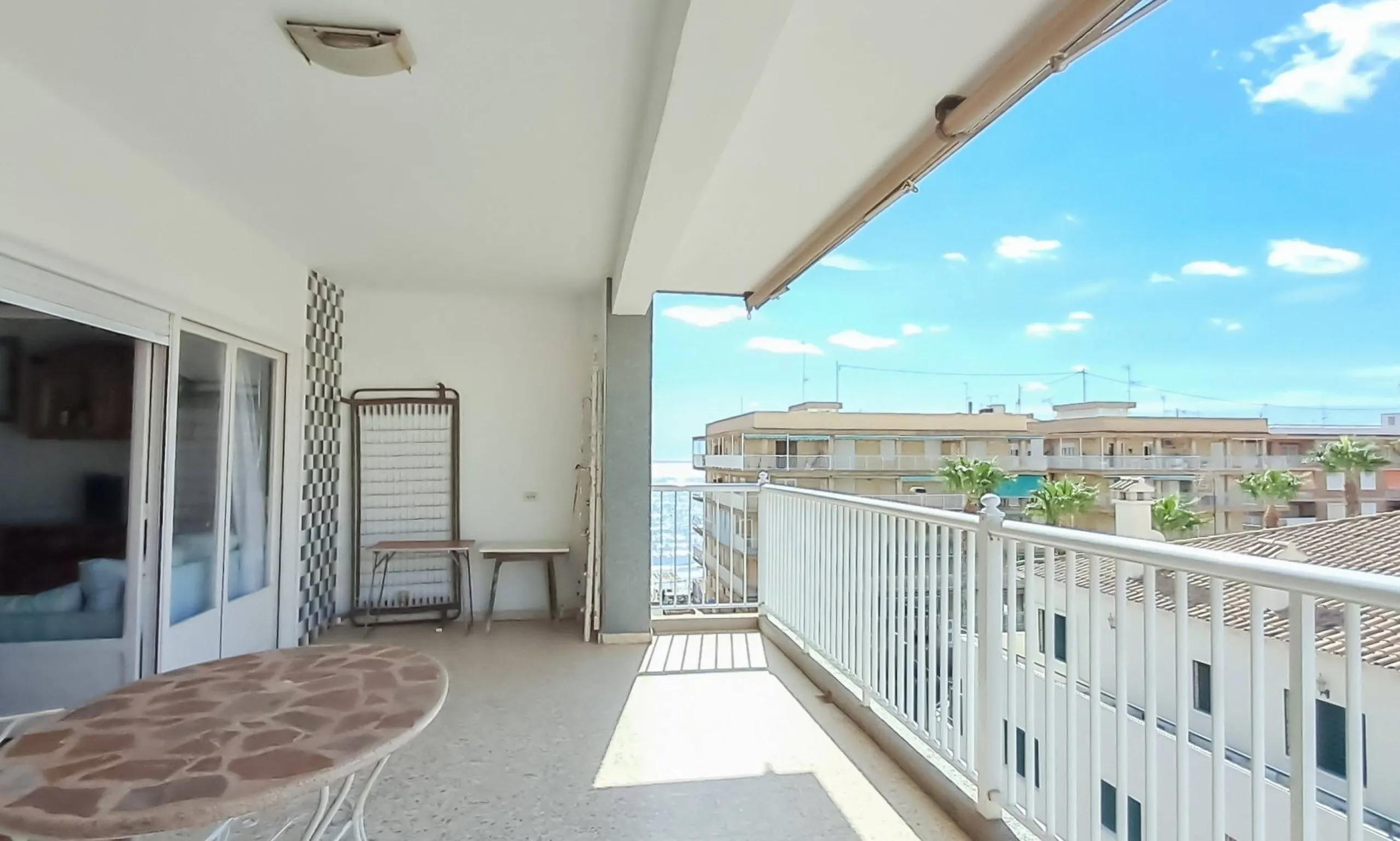 Luminoso apartamento con terraza y vistas al mar y la montaña, a 80m de la playa