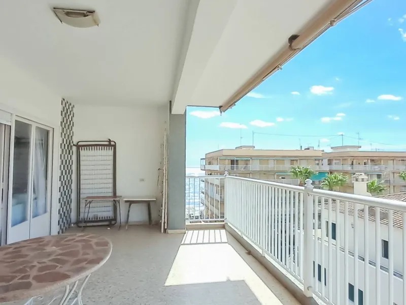 Luminoso apartamento con terraza y vistas al mar y la montaña, a 80m de la playa