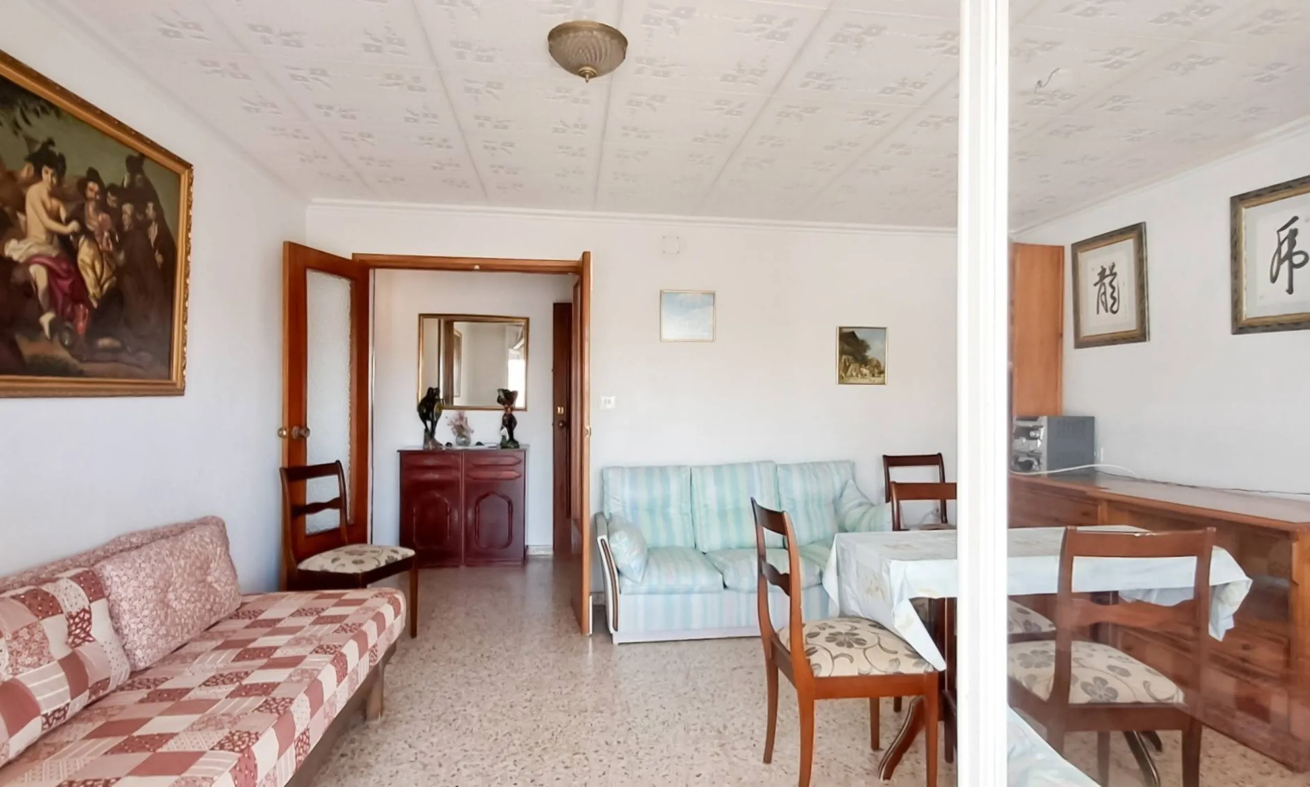 Luminoso apartamento con terraza y vistas al mar y la montaña, a 80m de la playa
