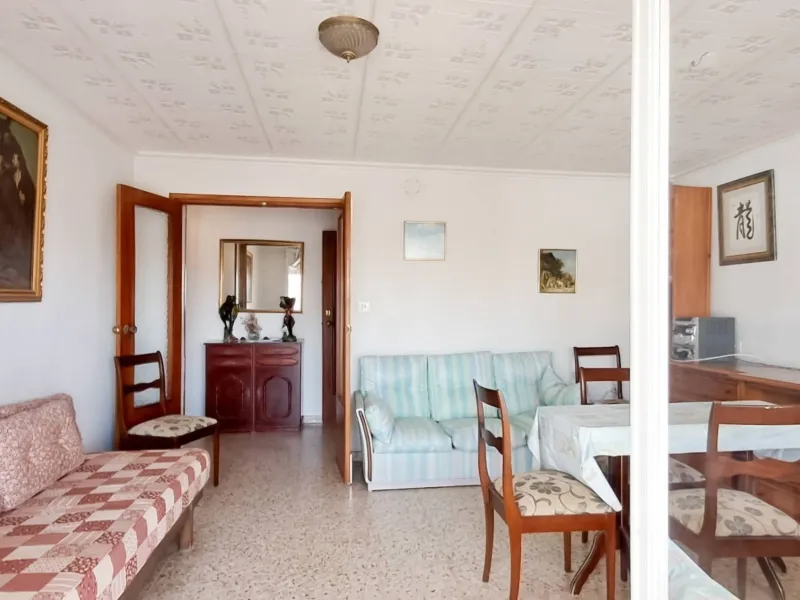 Luminoso apartamento con terraza y vistas al mar y la montaña, a 80m de la playa