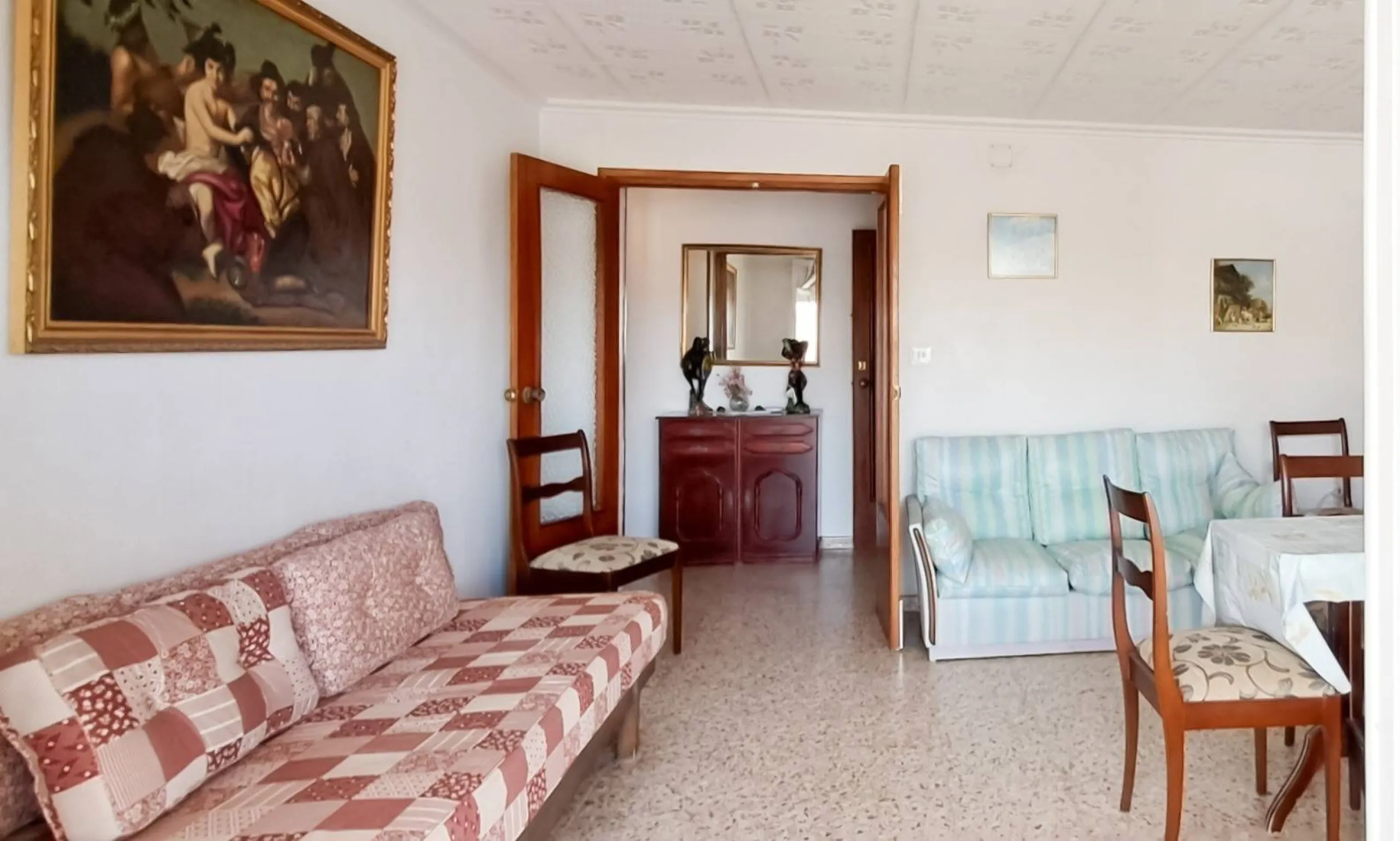 Luminoso apartamento con terraza y vistas al mar y la montaña, a 80m de la playa