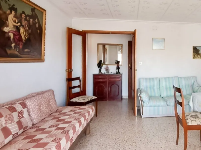 Luminoso apartamento con terraza y vistas al mar y la montaña, a 80m de la playa