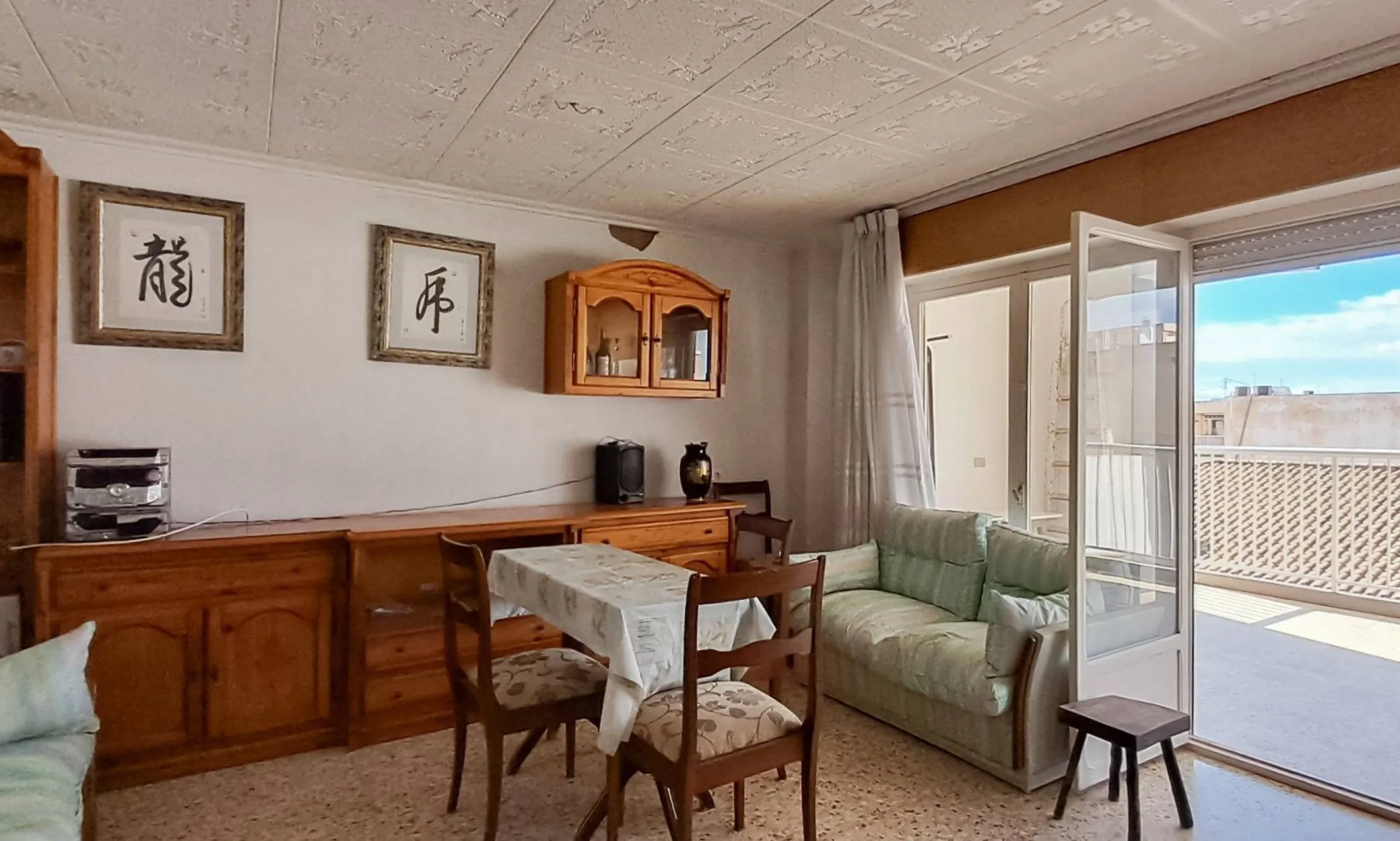 Luminoso apartamento con terraza y vistas al mar y la montaña, a 80m de la playa
