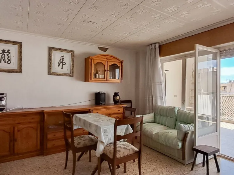 Luminoso apartamento con terraza y vistas al mar y la montaña, a 80m de la playa