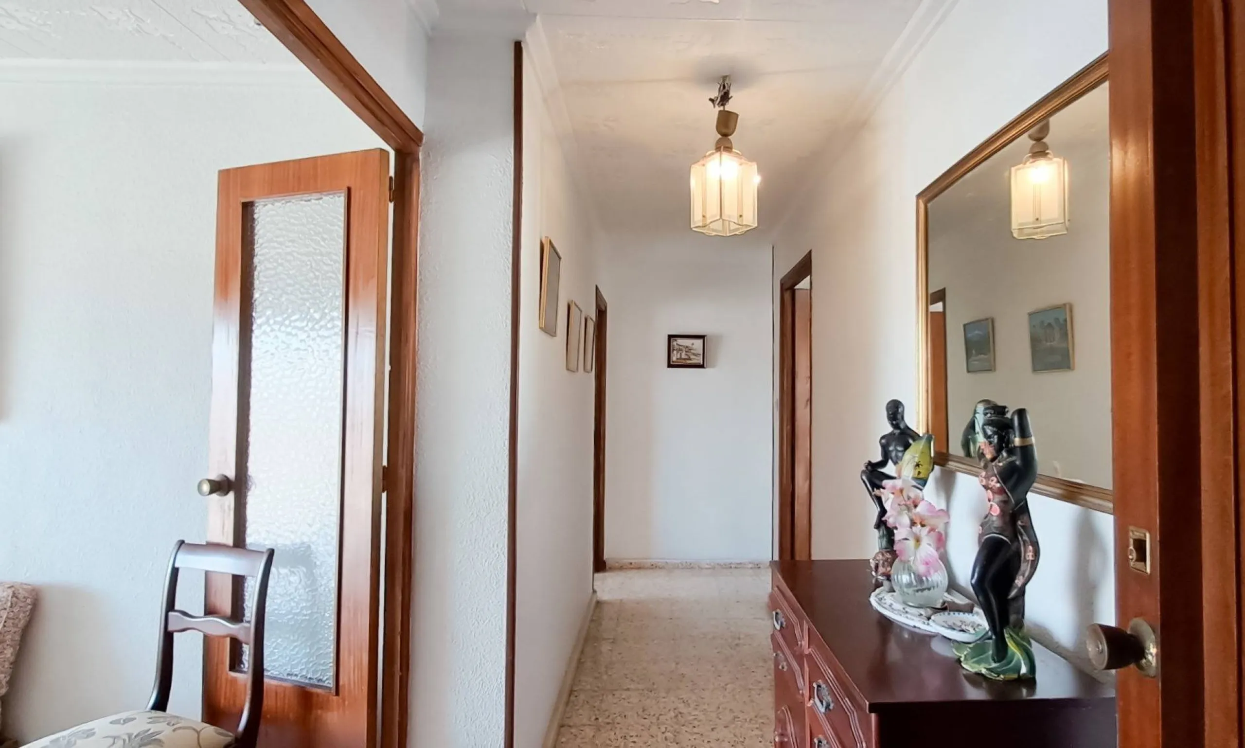 Luminoso apartamento con terraza y vistas al mar y la montaña, a 80m de la playa