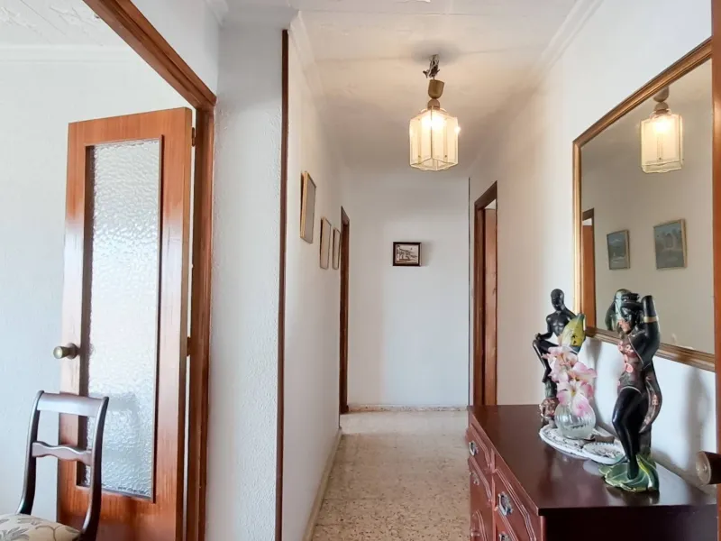 Luminoso apartamento con terraza y vistas al mar y la montaña, a 80m de la playa