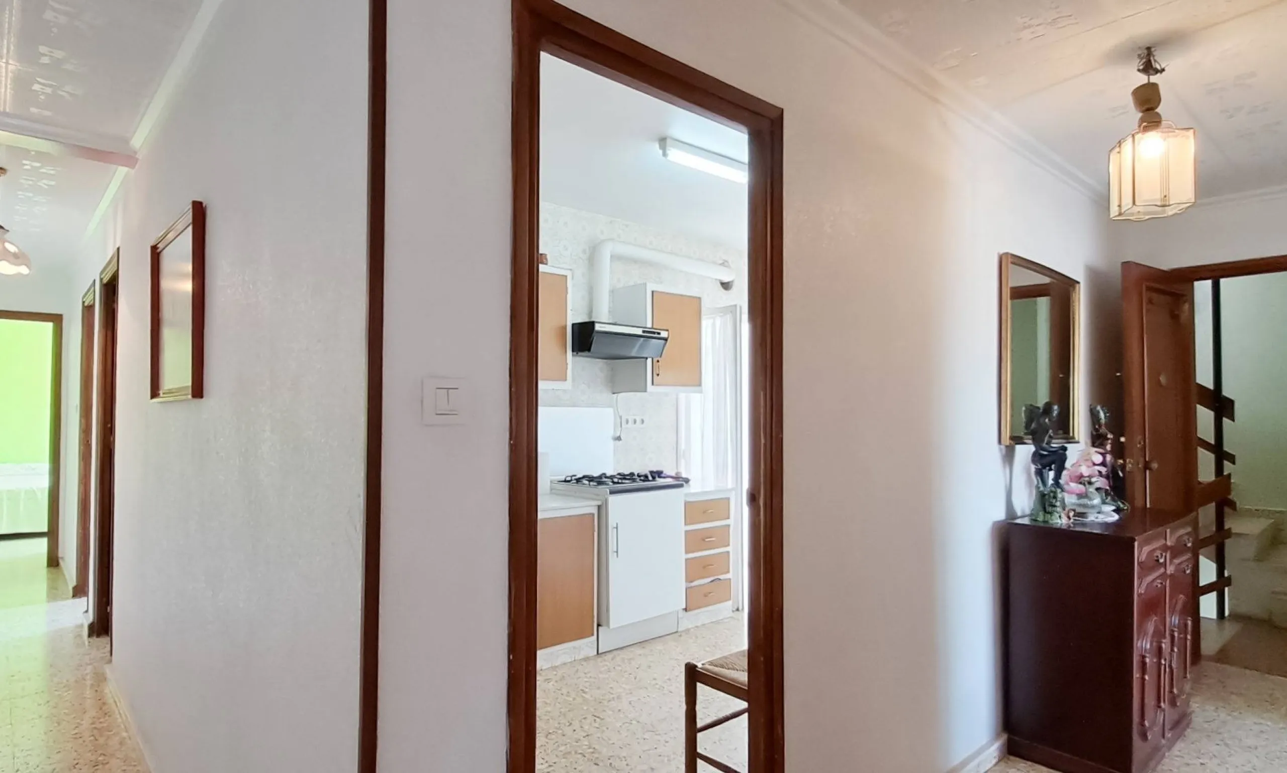 Luminoso apartamento con terraza y vistas al mar y la montaña, a 80m de la playa