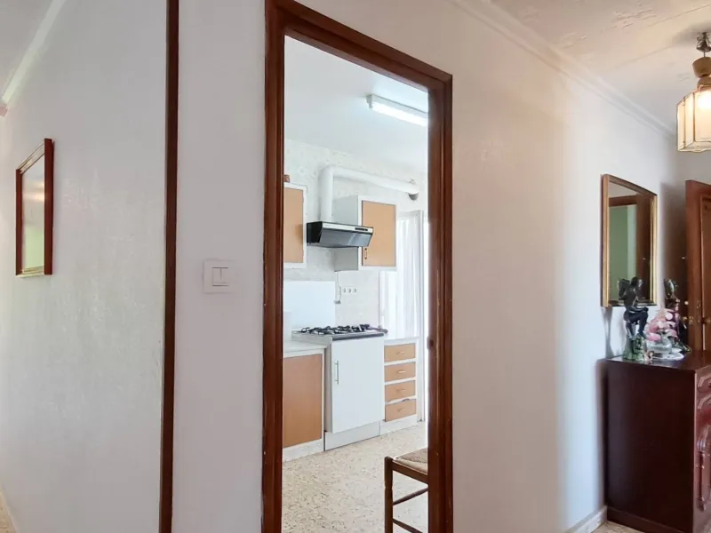 Luminoso apartamento con terraza y vistas al mar y la montaña, a 80m de la playa