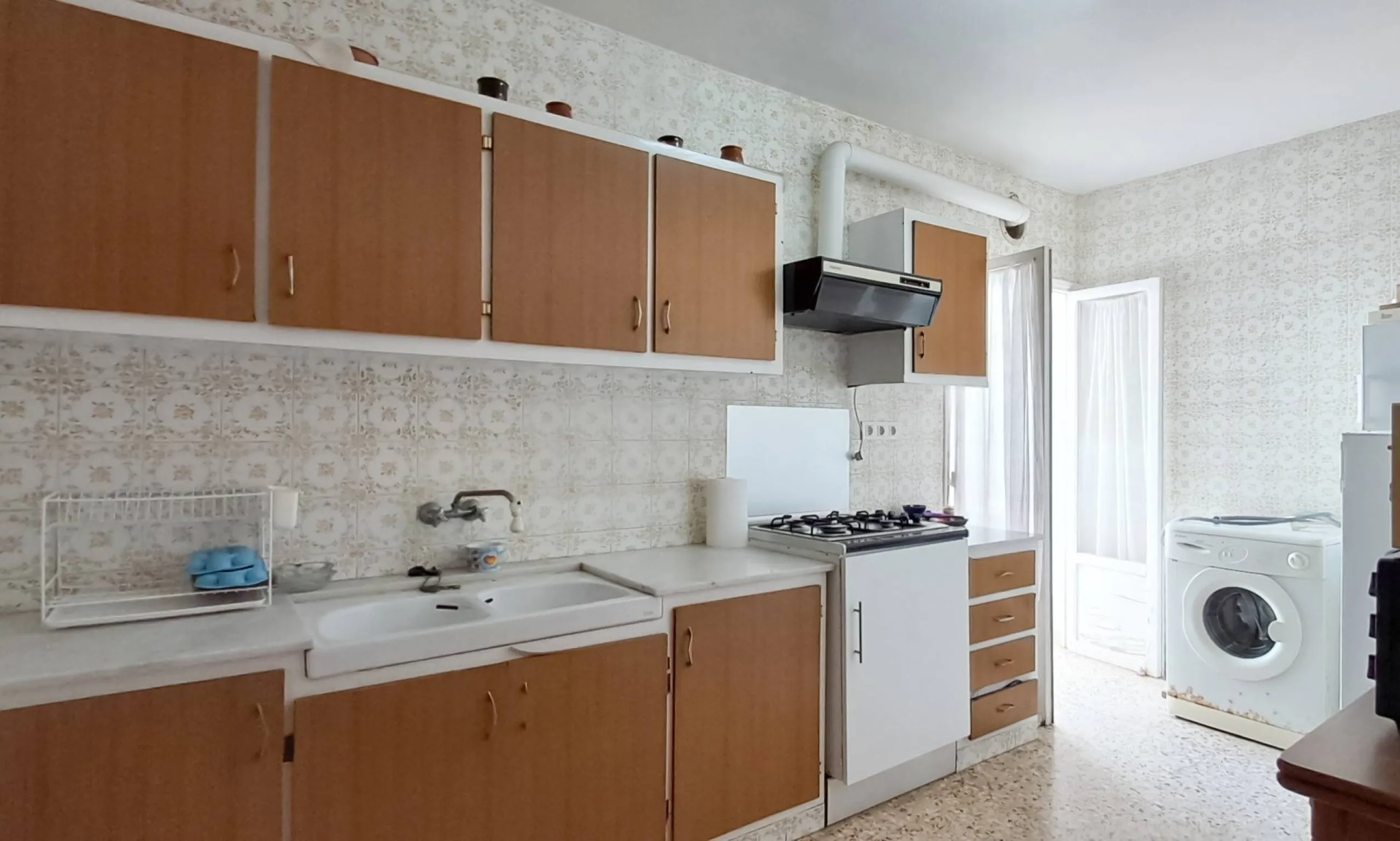 Luminoso apartamento con terraza y vistas al mar y la montaña, a 80m de la playa