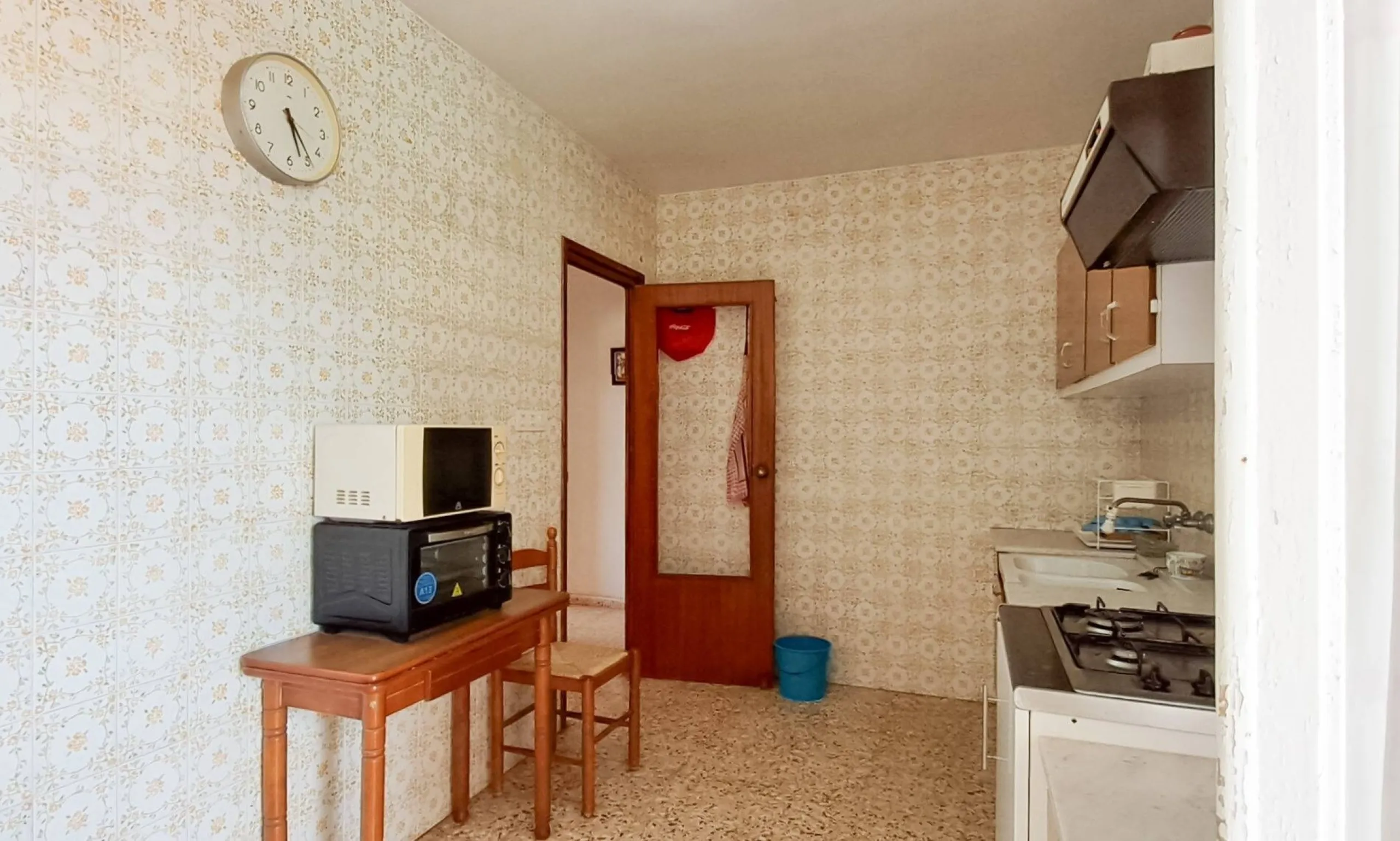 Luminoso apartamento con terraza y vistas al mar y la montaña, a 80m de la playa