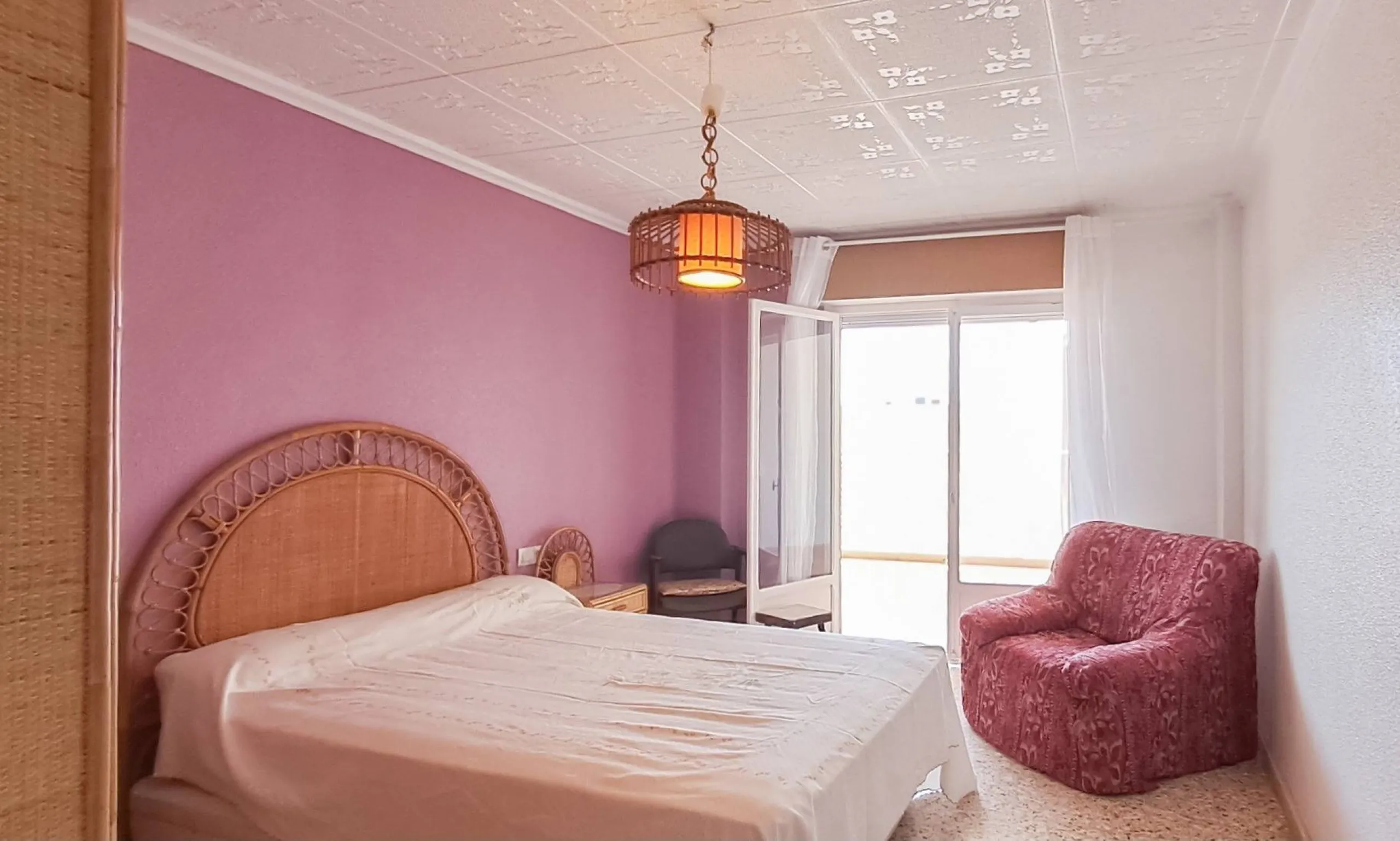Luminoso apartamento con terraza y vistas al mar y la montaña, a 80m de la playa