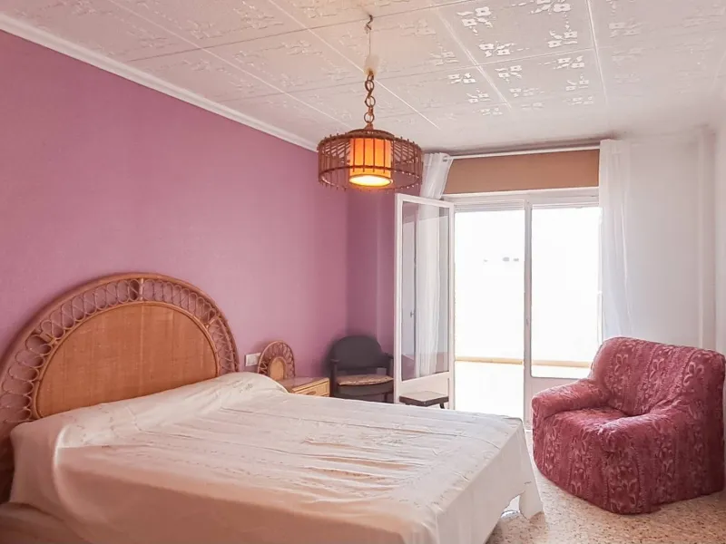 Luminoso apartamento con terraza y vistas al mar y la montaña, a 80m de la playa