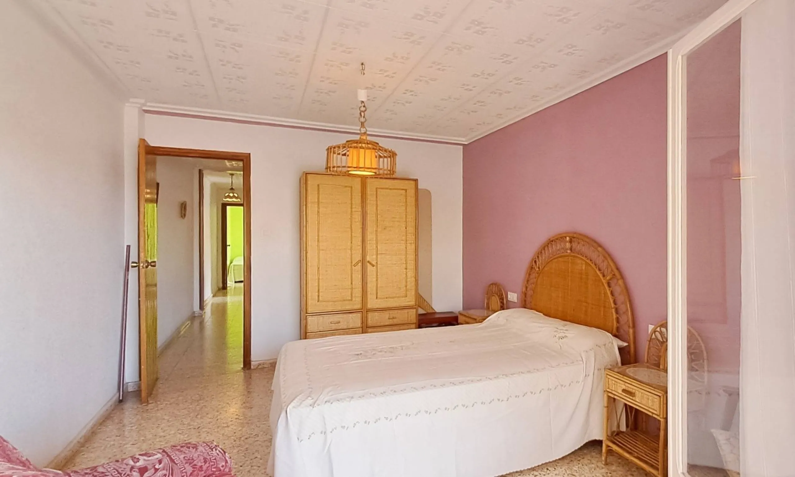 Luminoso apartamento con terraza y vistas al mar y la montaña, a 80m de la playa