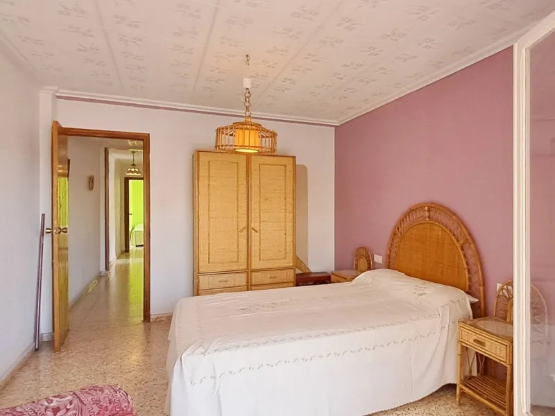 Luminoso apartamento con terraza y vistas al mar y la montaña, a 80m de la playa