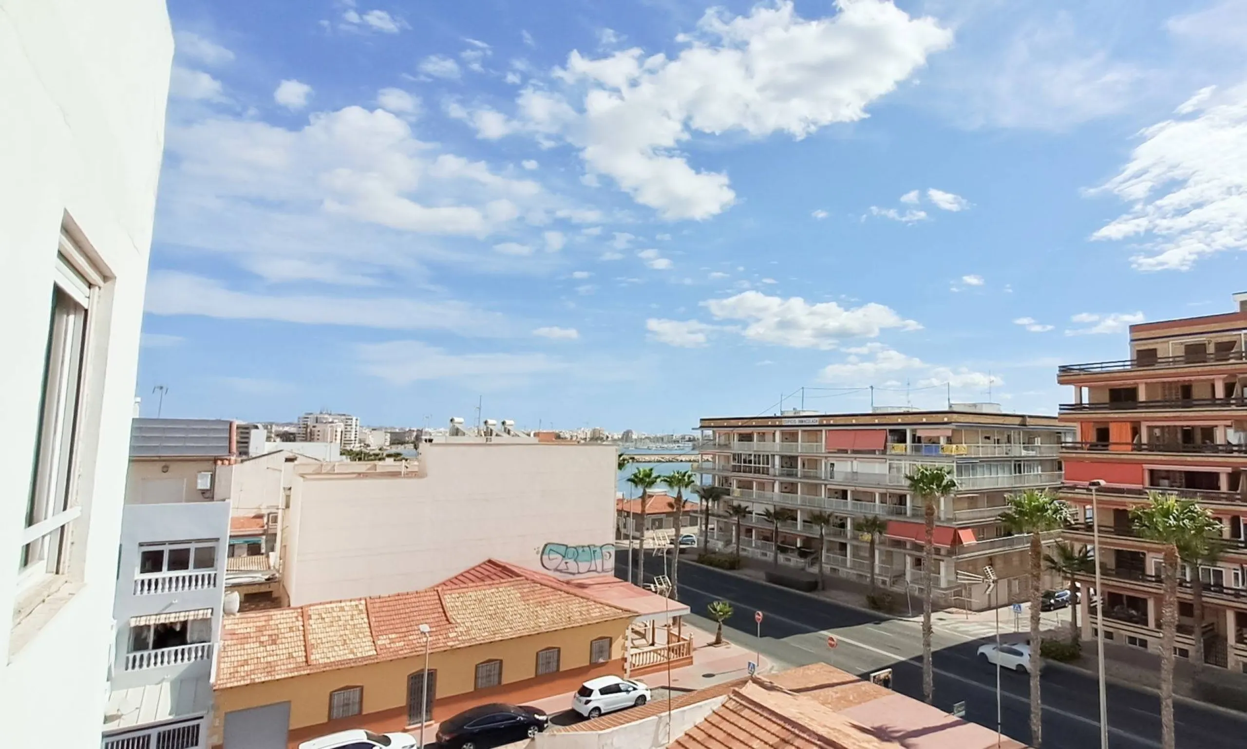Luminoso apartamento con terraza y vistas al mar y la montaña, a 80m de la playa