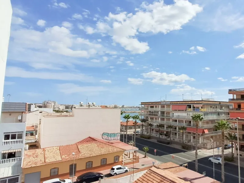 Luminoso apartamento con terraza y vistas al mar y la montaña, a 80m de la playa