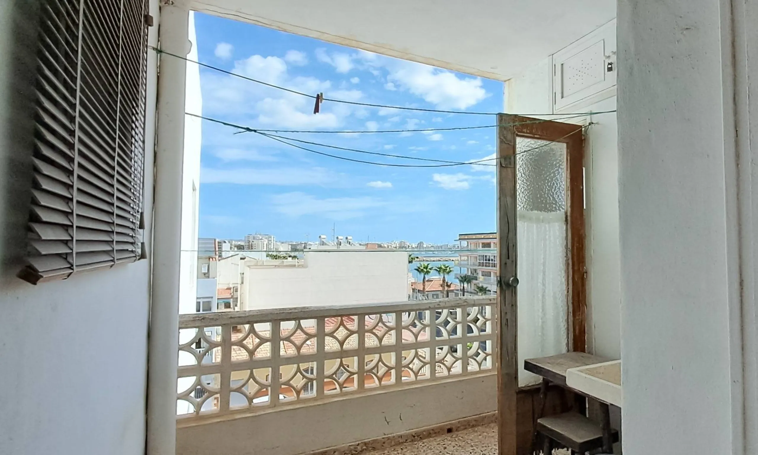 Luminoso apartamento con terraza y vistas al mar y la montaña, a 80m de la playa