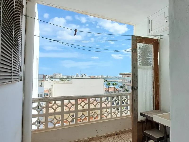 Luminoso apartamento con terraza y vistas al mar y la montaña, a 80m de la playa