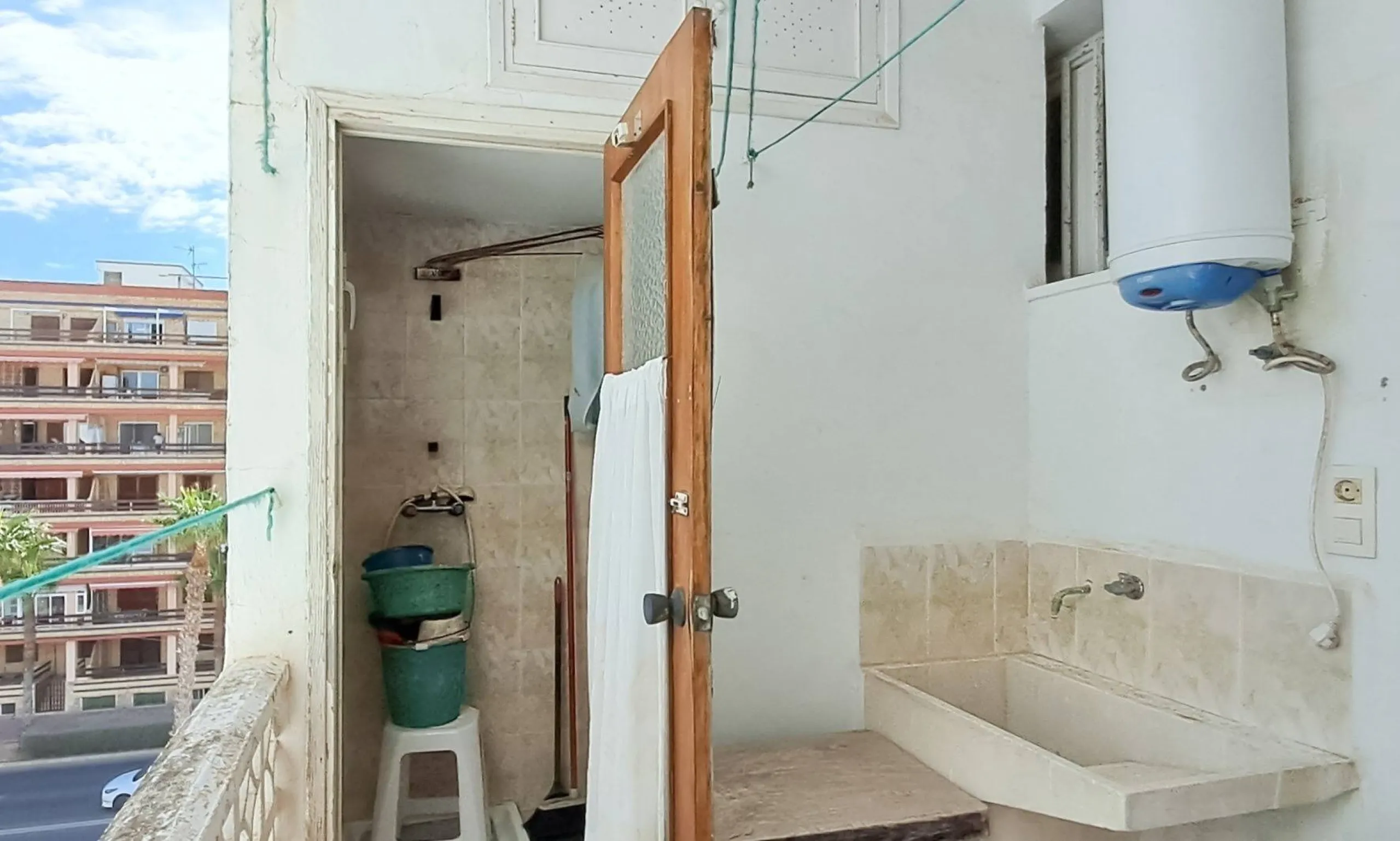 Luminoso apartamento con terraza y vistas al mar y la montaña, a 80m de la playa