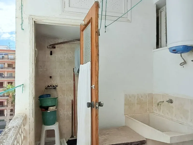 Luminoso apartamento con terraza y vistas al mar y la montaña, a 80m de la playa